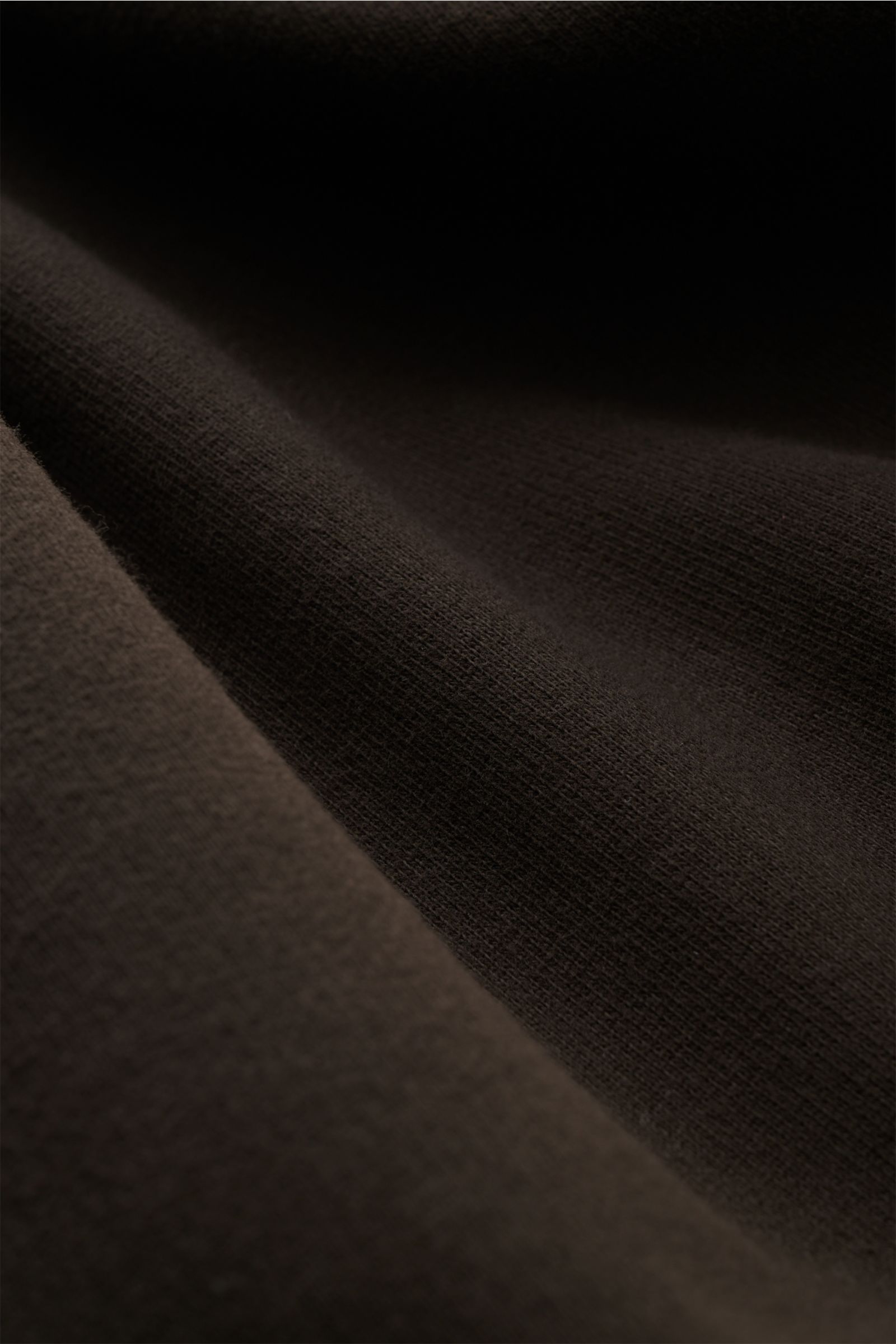 Stone Island Sweat-Troyer graubraun aus weicher Baumwolle mit angerauter Innenseite, Zipper am Rippstrick-Kragen, Nahaufnahme Stoffstruktur.