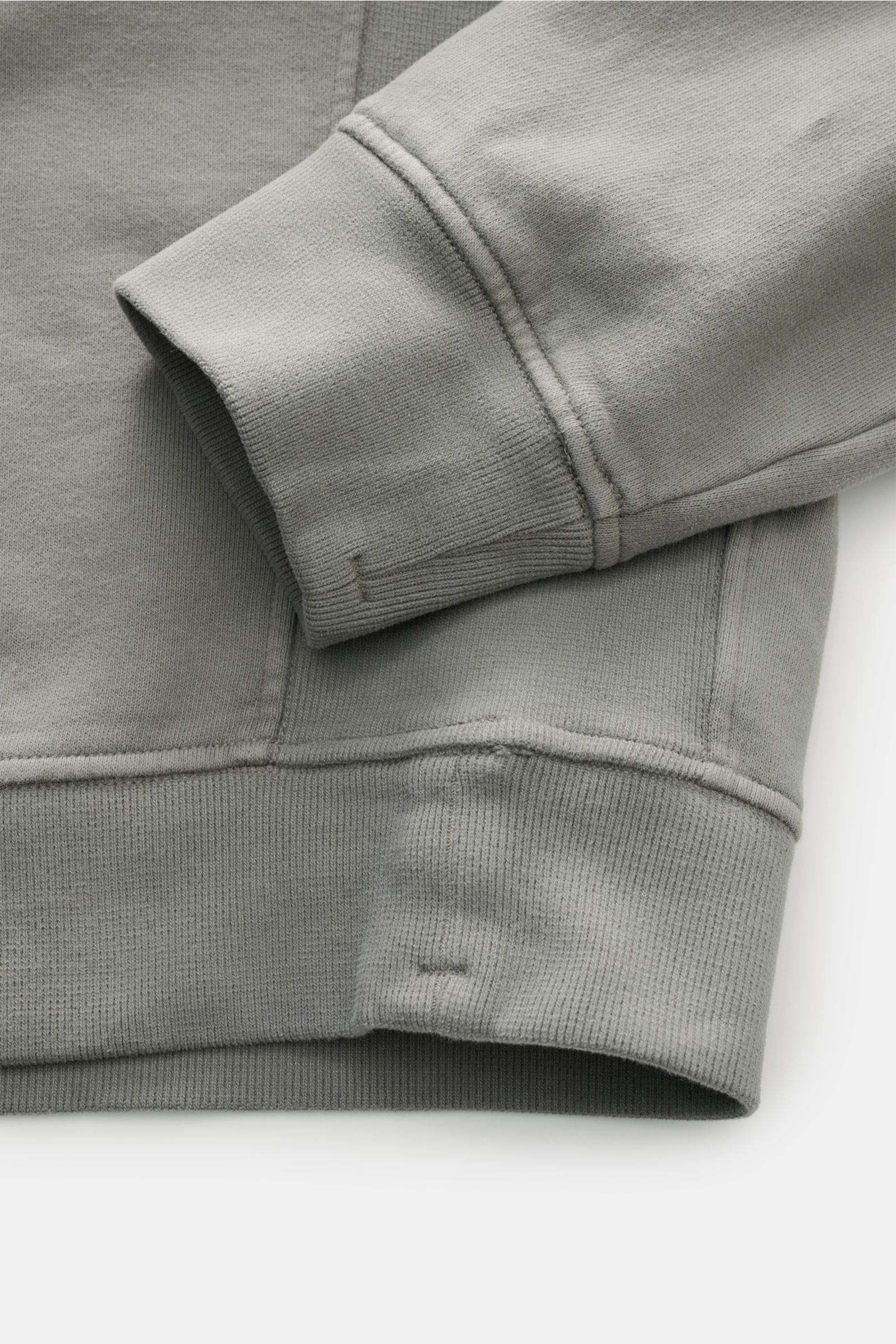 Stone Island Sweat-Troyer grau, Detailaufnahme von Ärmel und Bund, weicher Baumwoll-Sweat mit elastischen Rippbündchen, Regular Fit.