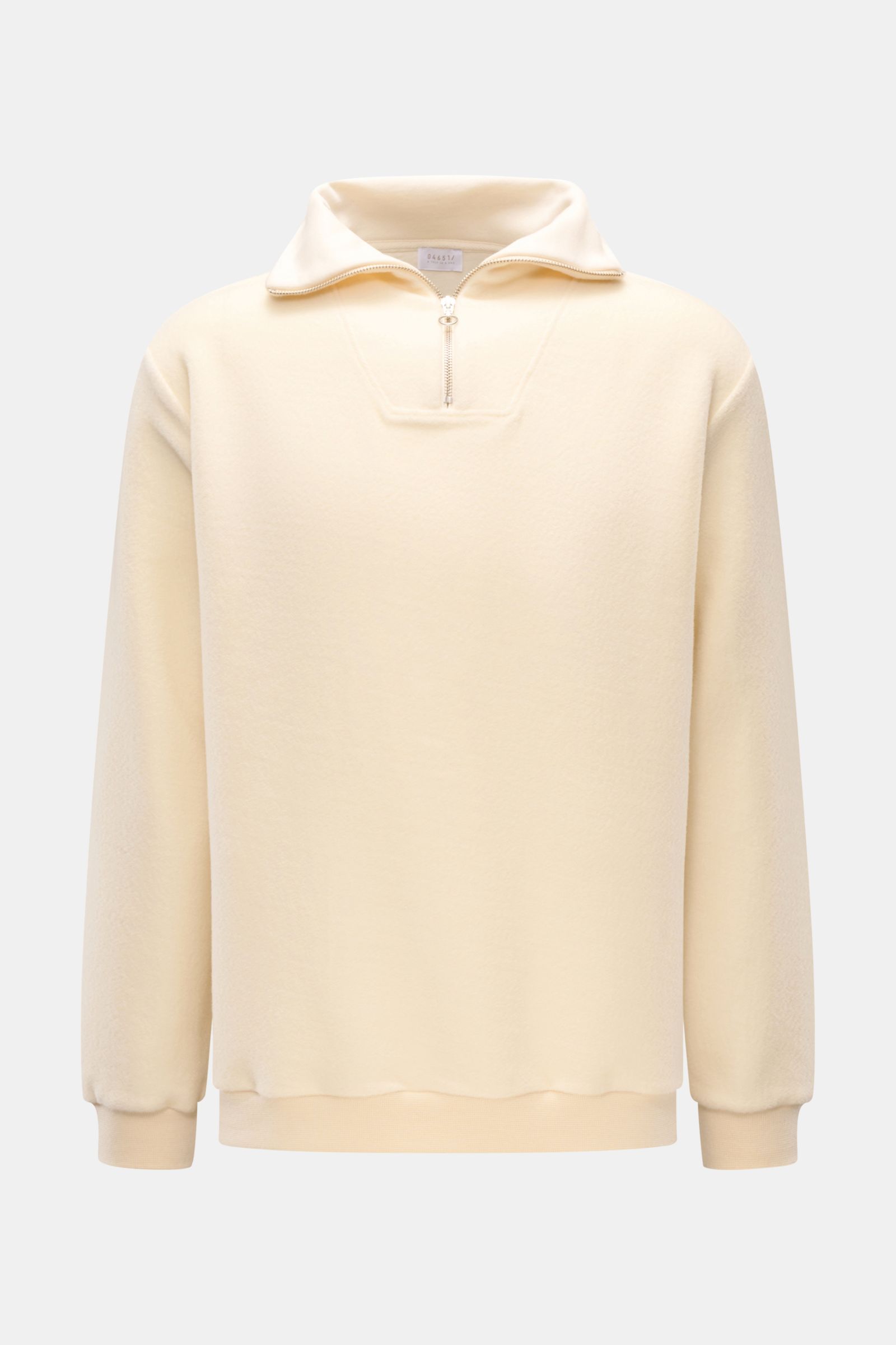 Front view of the 04651/ A trip in a bag Troyer 'Cw Quarter Zip' creme, a soft fleece Troyer with wool-cotton blend, regular fit, zip collar, ribbed cuffs, jersey inner side, and side seam label. Lässig durch die Übergangszeit: Der Troyer von 04651/ A TRI