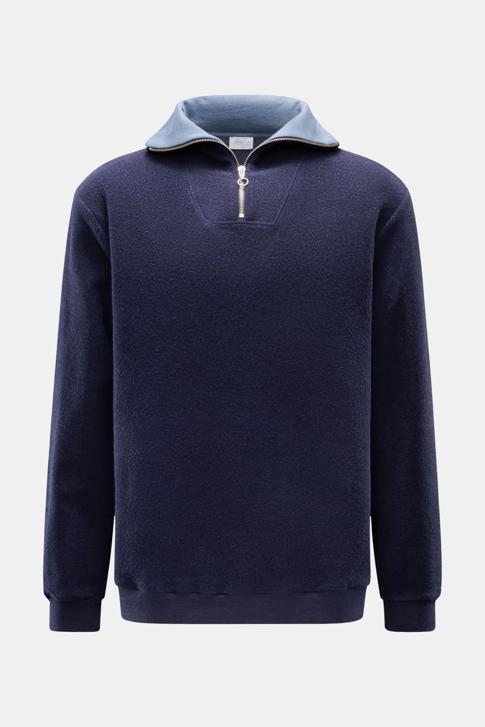 Frontale Nahaufnahme des dunkelblauen 04651/ A trip in a bag Troyer 'Cw Quarter Zip' mit Troyer-Kragen, Reißverschluss und weicher Woll-Baumwollmischung.