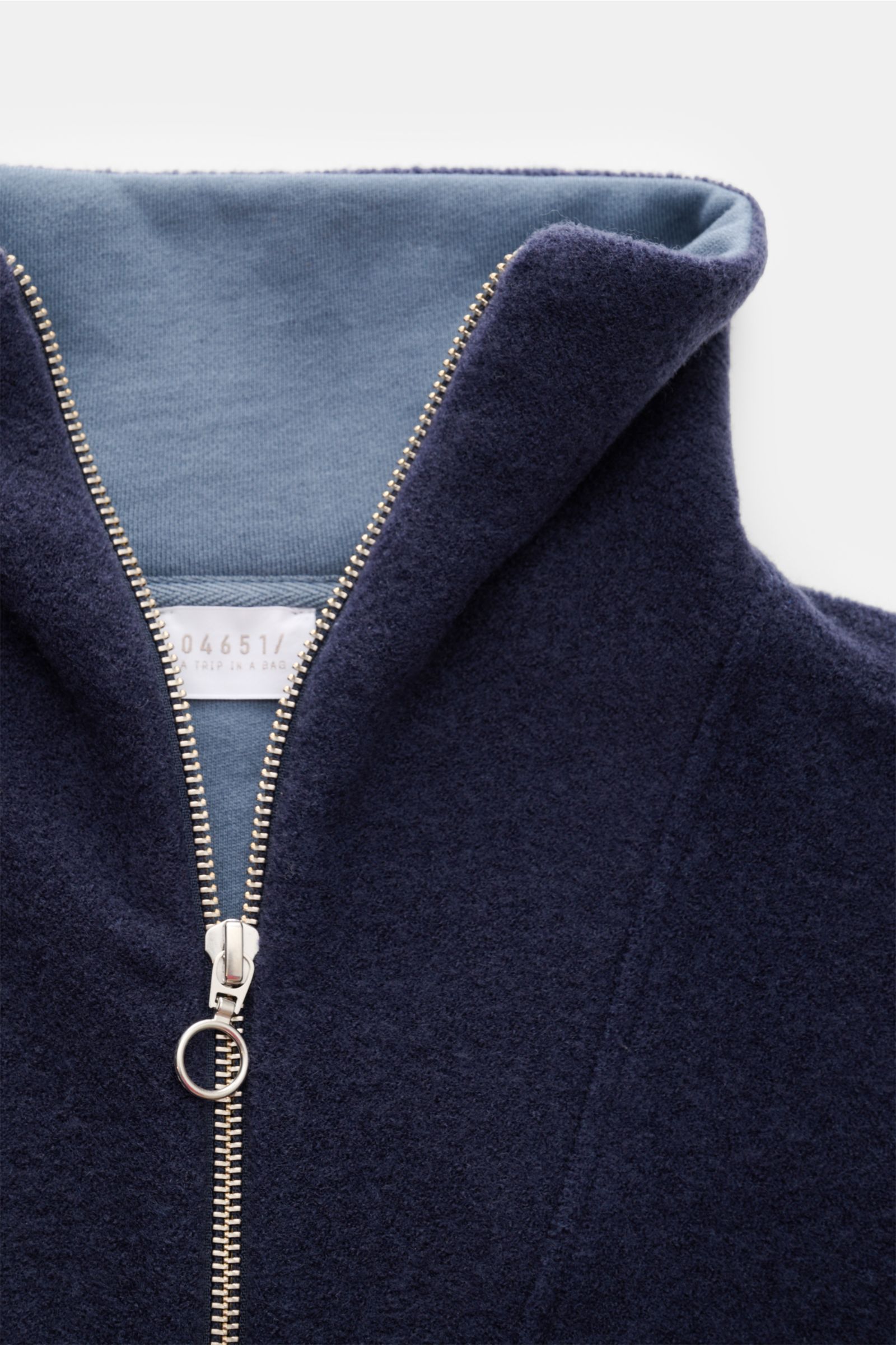 Nahaufnahme des dunkelblauen 04651/ A trip in a bag Troyer 'Cw Quarter Zip' mit samtiger Fleece-Textur, Troyer-Kragen und Reißverschluss.