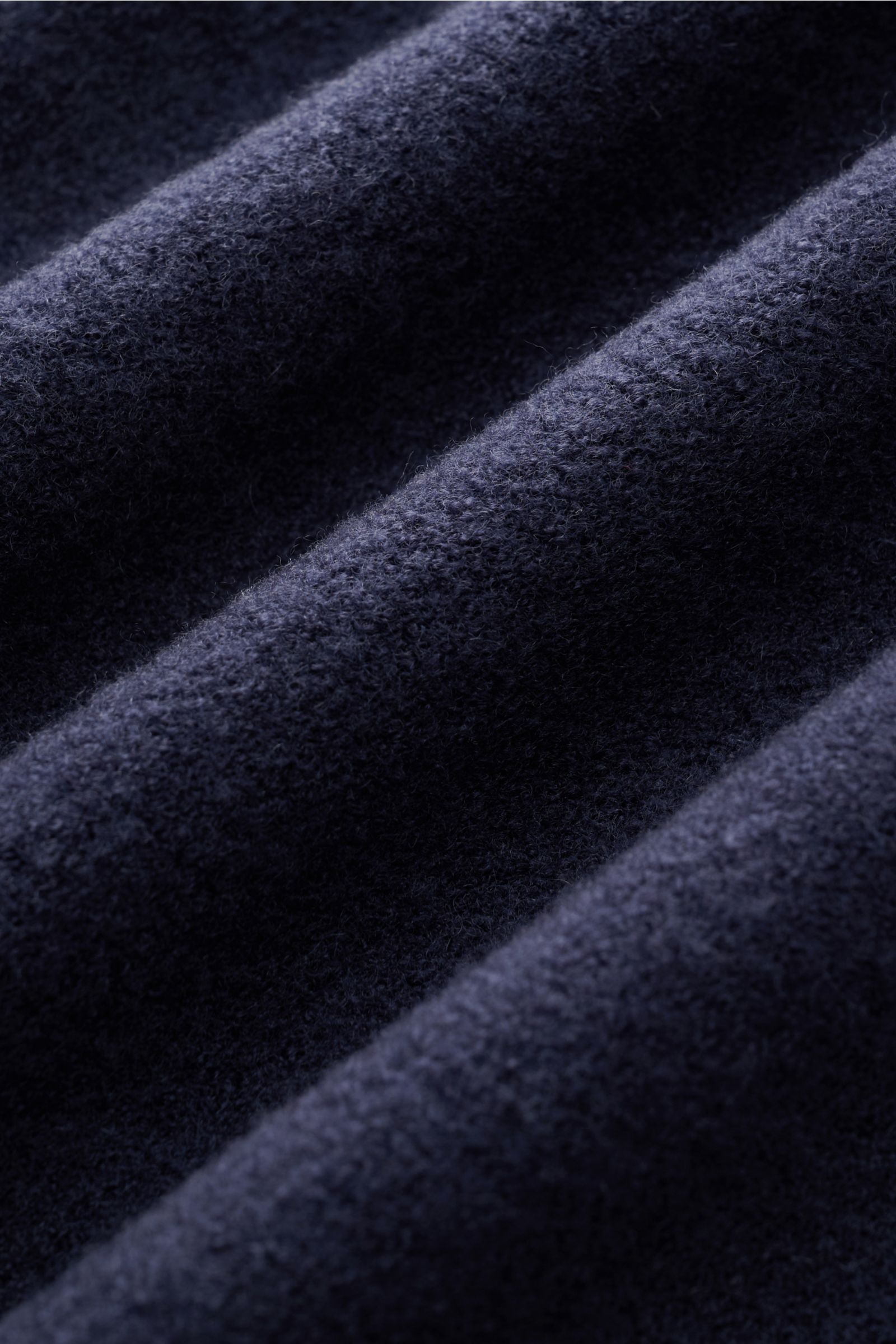 Nahaufnahme der samtigen Fleece-Textur des dunkelblauen 04651/ A trip in a bag Troyer 'Cw Quarter Zip' aus Woll-Baumwollmix.