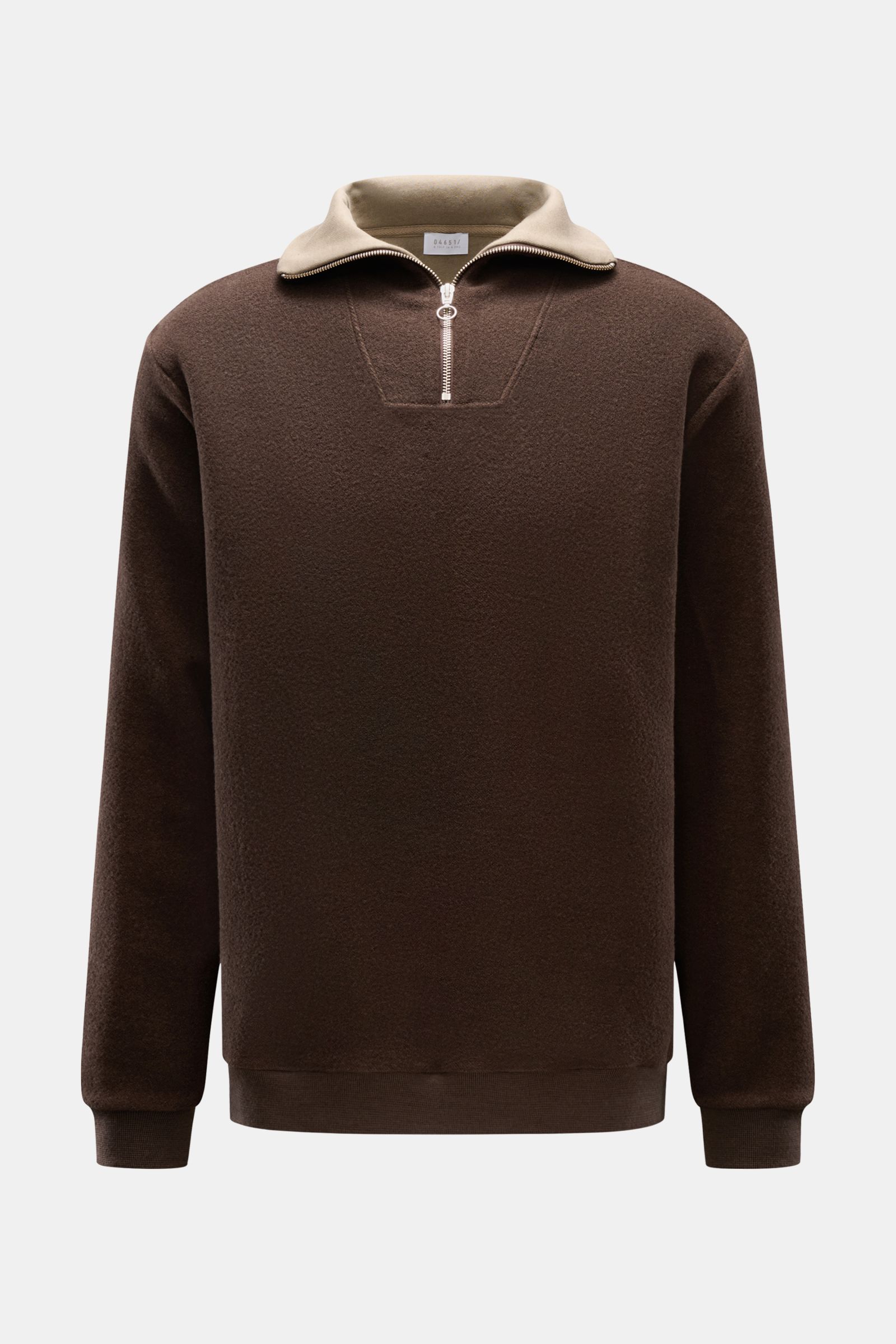 Frontansicht des 04651/ A trip in a bag Troyer 'Cw Quarter Zip' dunkelbraun mit samtiger Fleece-Textur, Troyer-Kragen, Reißverschluss und Rippbündchen.