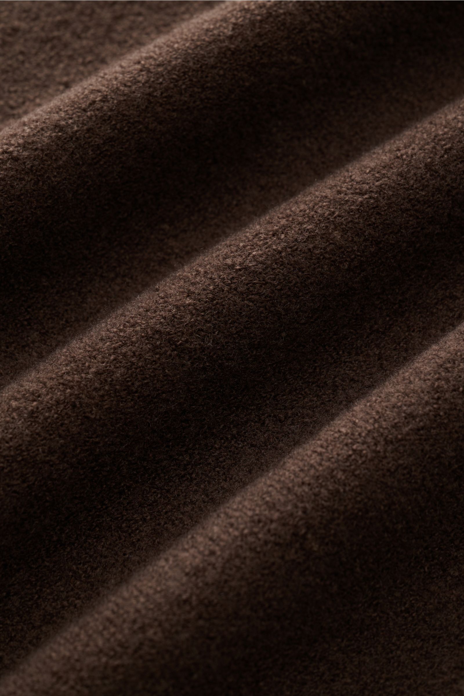 Nahaufnahme der samtigen Fleece-Textur des dunkelbraunen 04651/ A trip in a bag Troyer 'Cw Quarter Zip' aus Wolle-Baumwolle.