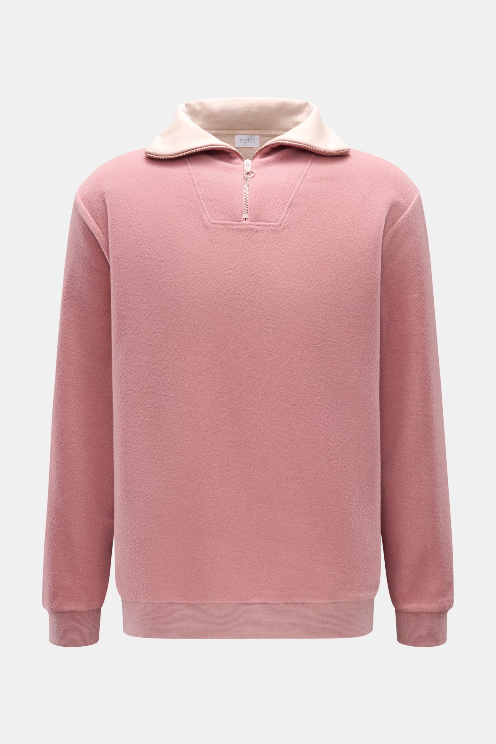Front view of the 04651/ A trip in a bag Troyer 'Cw Quarter Zip' altrosa, a soft pink fleece pullover with a wool-cotton blend, regular fit, quarter zip Troyer collar, ribbed cuffs, doubleface jersey inside, and side seam web label. Lässig durch die Überg