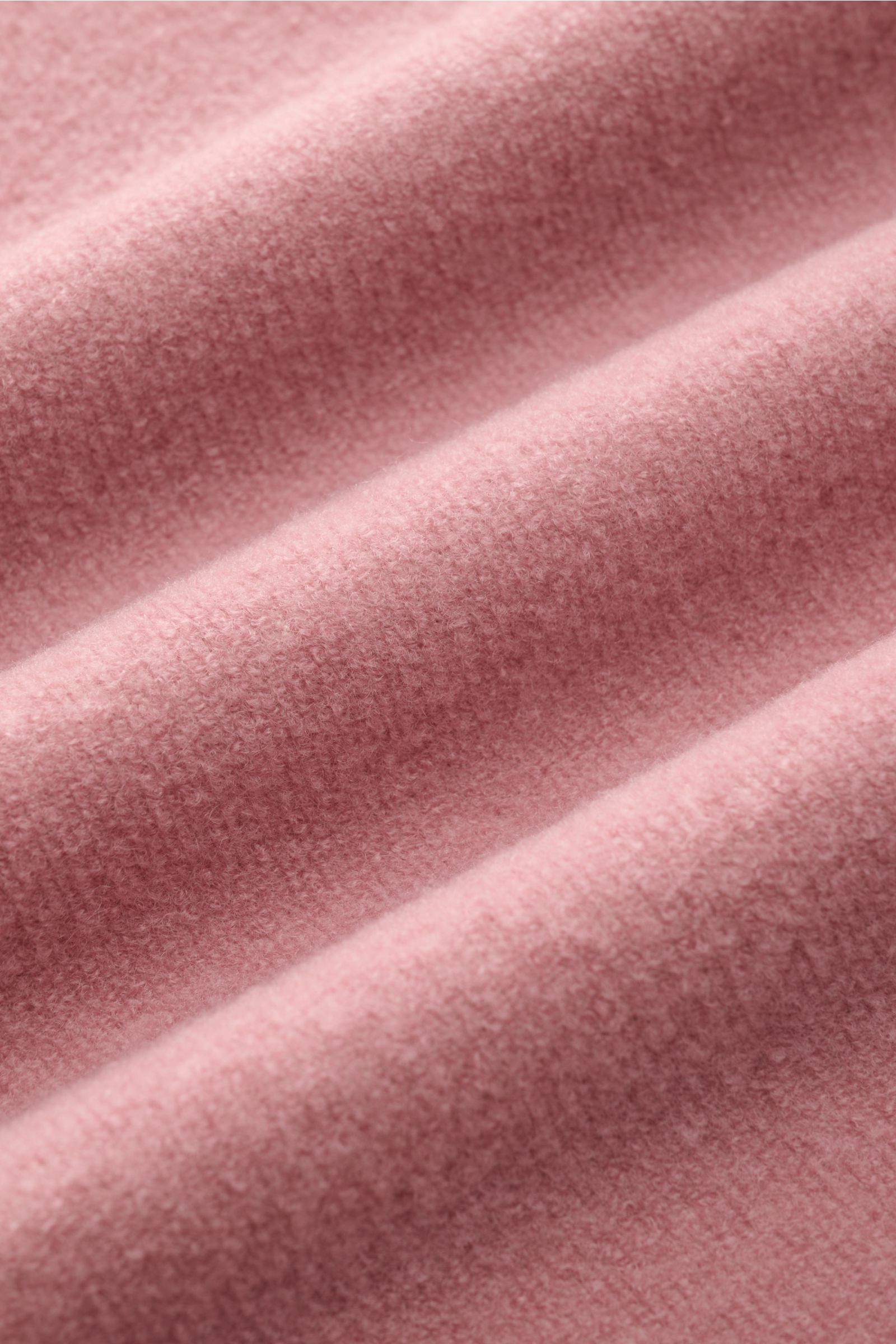 Close-up front view of the soft, altrosa 04651/ A trip in a bag Troyer 'Cw Quarter Zip' fleece fabric with natural wool-cotton blend texture, showcasing its plush, doubleface quality and smooth finish. Lässig durch die Übergangszeit: Der Troyer von 04651/
