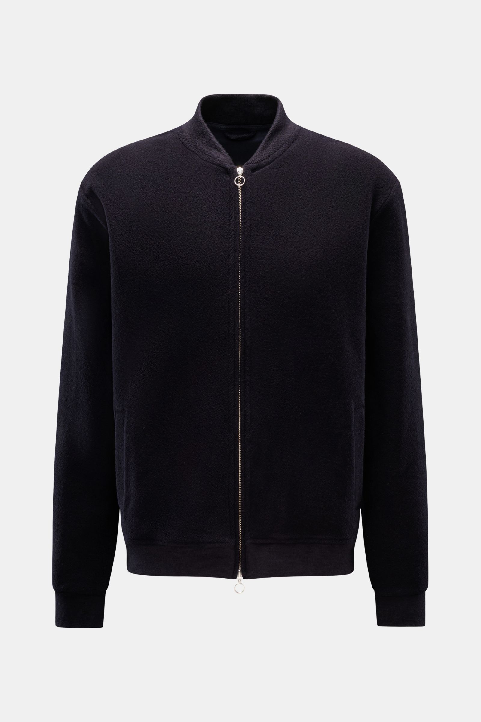 Frontale Nahaufnahme des 04651/ A trip in a bag Blouson navy mit samtiger Fleece-Textur, Woll-Baumwollmix, Slim Fit, Reißverschluss und Rippkragen.