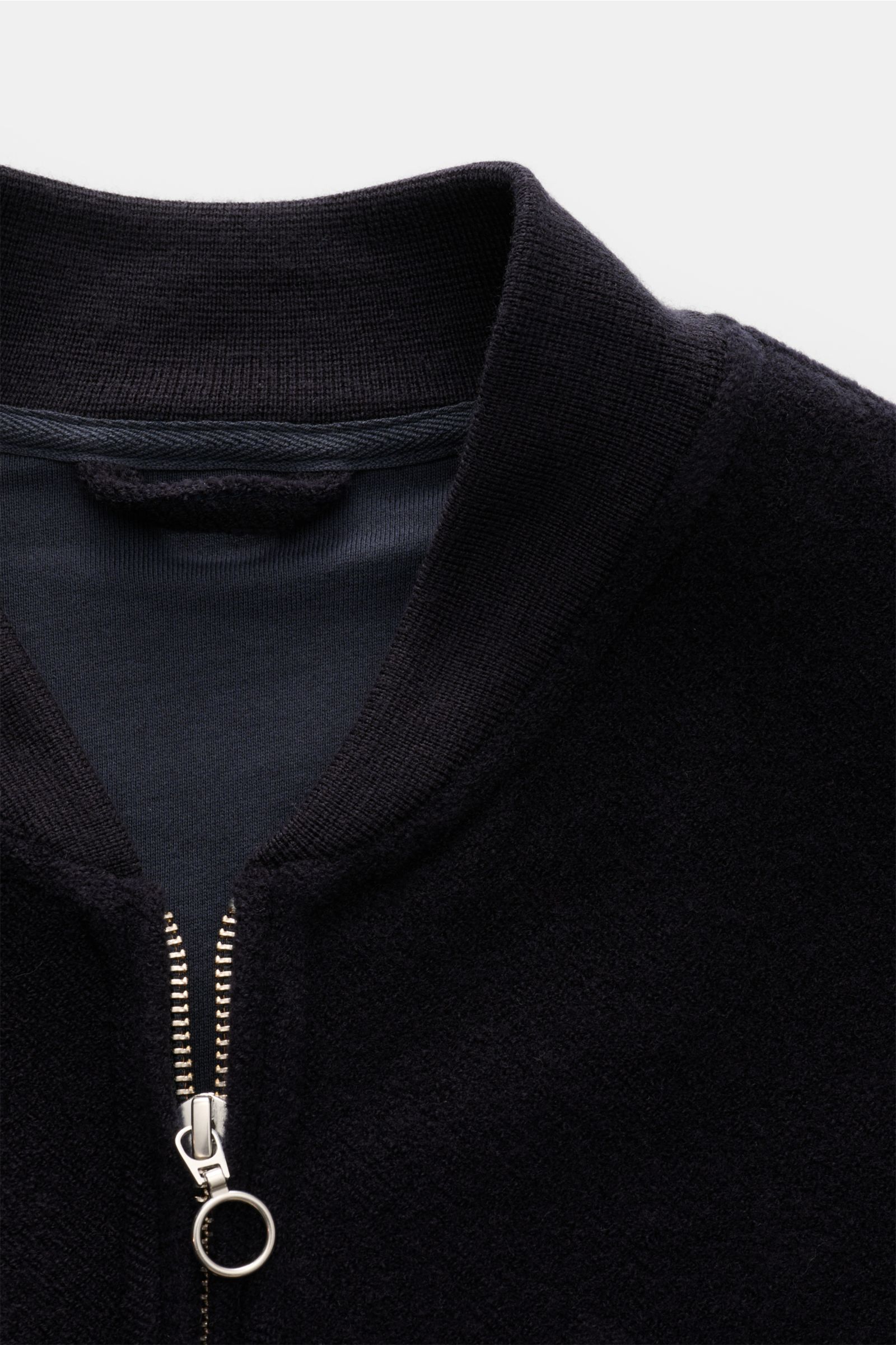 Nahaufnahme des 04651/ A trip in a bag Blouson navy mit samtiger Fleece-Textur, Rippstrickkragen und zwei-Wege-Reißverschluss.