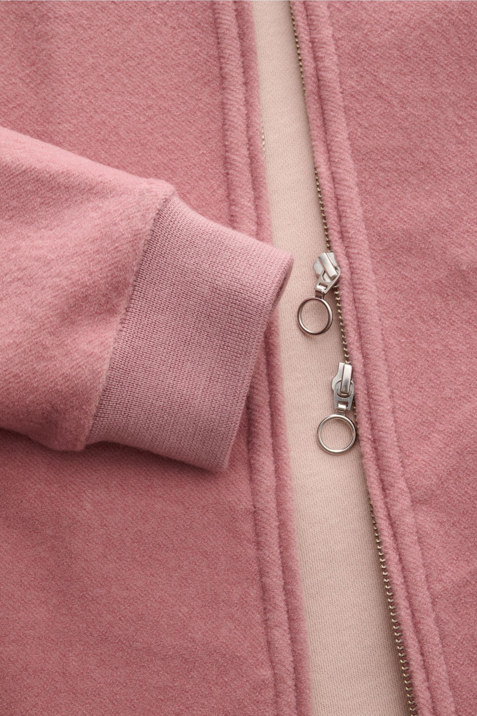 Close-up front view of the 04651/ A trip in a bag Blouson altrosa showing soft fleece texture, ribbed cuff, and two-way zipper with ring pulls. Lässig durch die Übergangszeit: Der Blouson von 04651/ A TRIP IN A BAG überzeugt mit seiner samtigen Fleece-Tex