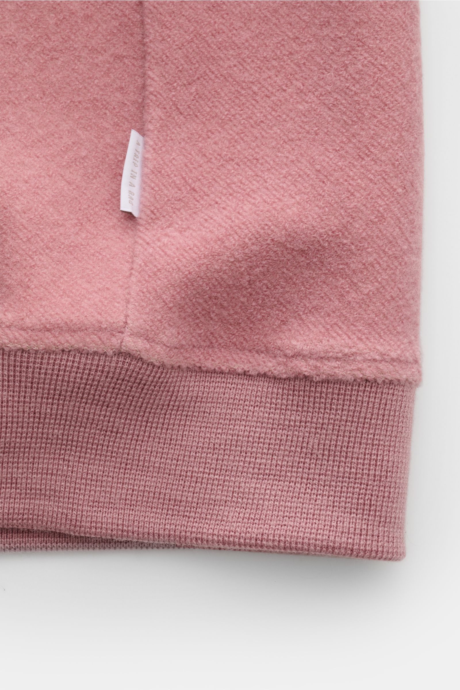 Close-up front view of 04651/ A trip in a bag Blouson altrosa showcasing soft fleece texture, ribbed cuff, and side seam weblabel.

Description: Lässig durch die Übergangszeit: Der Blouson von 04651/ A TRIP IN A BAG überzeugt mit seiner samtigen Fleece