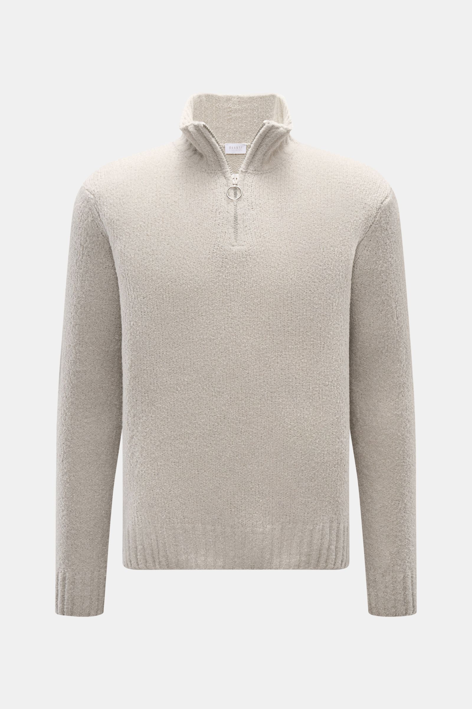 Frontale Aufnahme des 04651/ A trip in a bag Troyer 'Grainy' sand in Boucléstrick, Mix aus Wolle und Microfaser, weicher Griff, mittelfeines Strickbild, Regular Fit, hoher Rippstrickkragen mit Zipper, breite Rippbündchen.