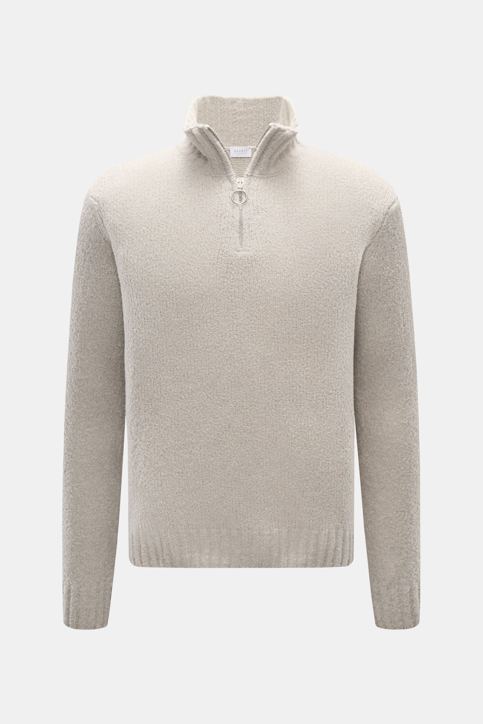 Vorderansicht des 04651/ A trip in a bag Troyer 'Grainy' sand mit hohem Rippstrickkragen, Zipper, Regular Fit, Boucléstrick, weichem Griff, breiten Rippbündchen, mittelfeinem Strickbild aus Wolle und Microfaser.