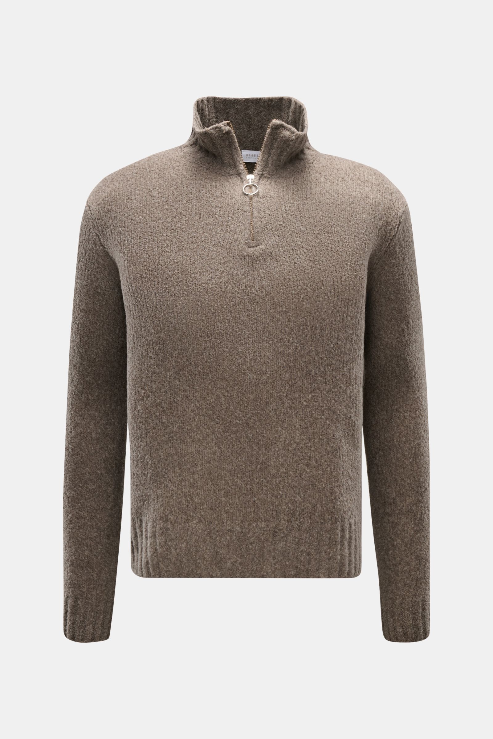 Frontale Aufnahme des Troyers 04651/ A trip in a bag Troyer 'Grainy' taupe, Regular Fit, Boucléstrick, hoher Rippstrickkragen mit Zipper, breite Rippbündchen, weicher Griff, Mix aus Wolle und Microfaser, mittelfeines Strickbild.