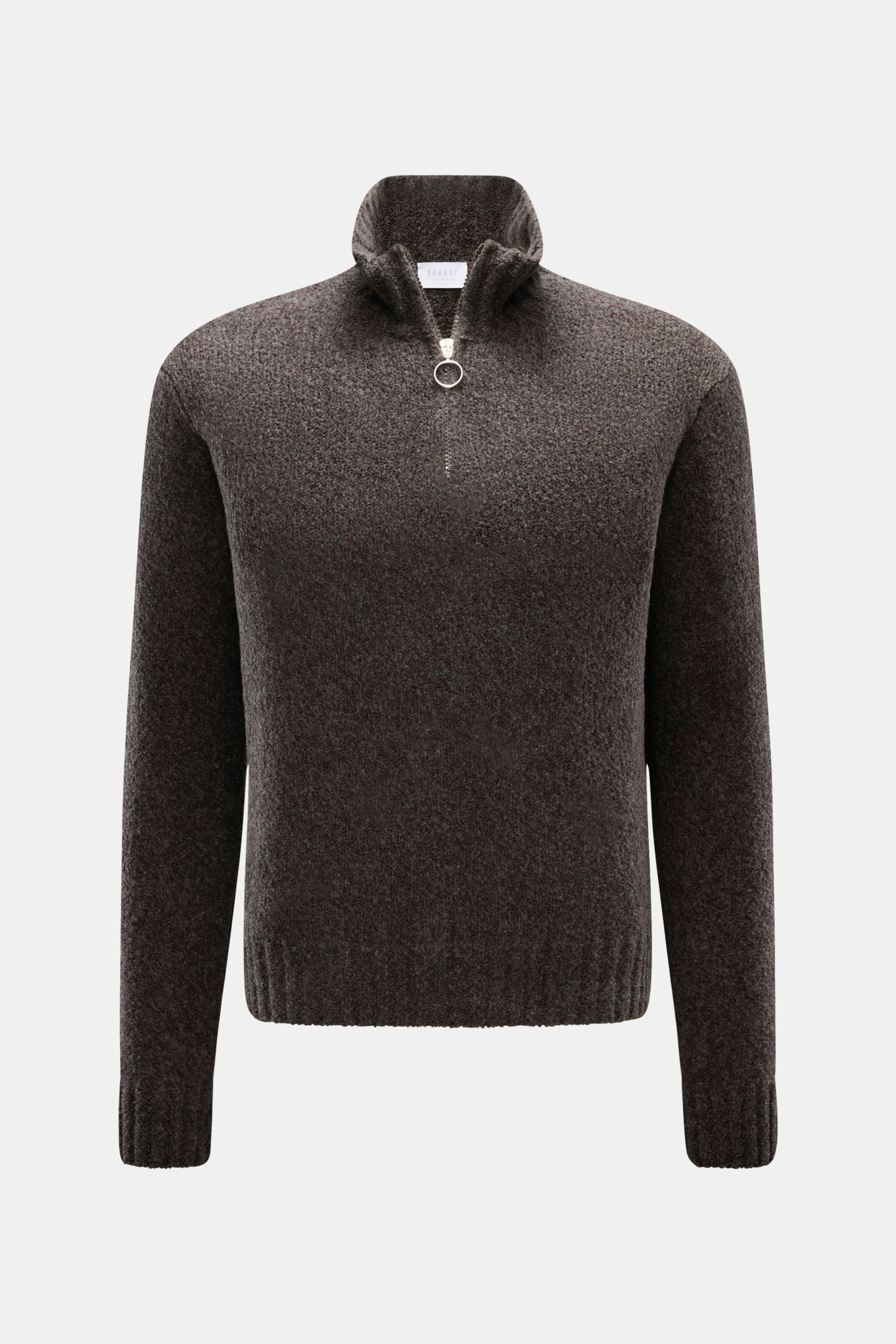 Vorderansicht des 04651/ A trip in a bag Troyer 'Grainy' graubraun mit hohem Rippstrickkragen, Zipper, Regular Fit, Boucléstrick aus Wolle und Microfaser, weichem Griff, mittelfeinem Strickbild und breiten Rippbündchen.