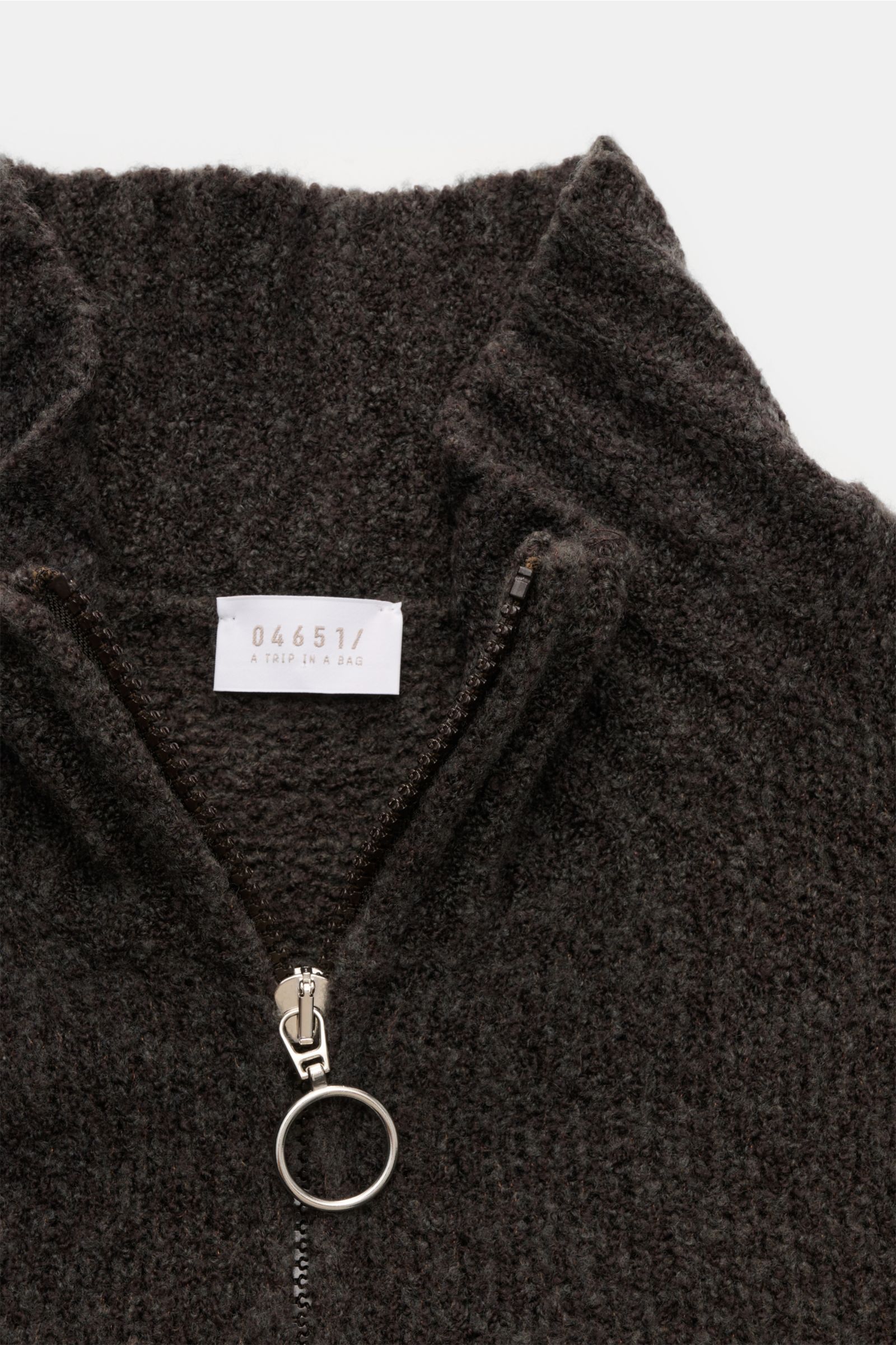 04651/ A trip in a bag Troyer 'Grainy' graubraun, Nahaufnahme von hohem Rippstrickkragen mit Zipper, Boucléstrick, weicher Griff, Regular Fit, mittelfeines Strickbild, breite Rippbündchen, Mix aus Wolle und Microfaser.