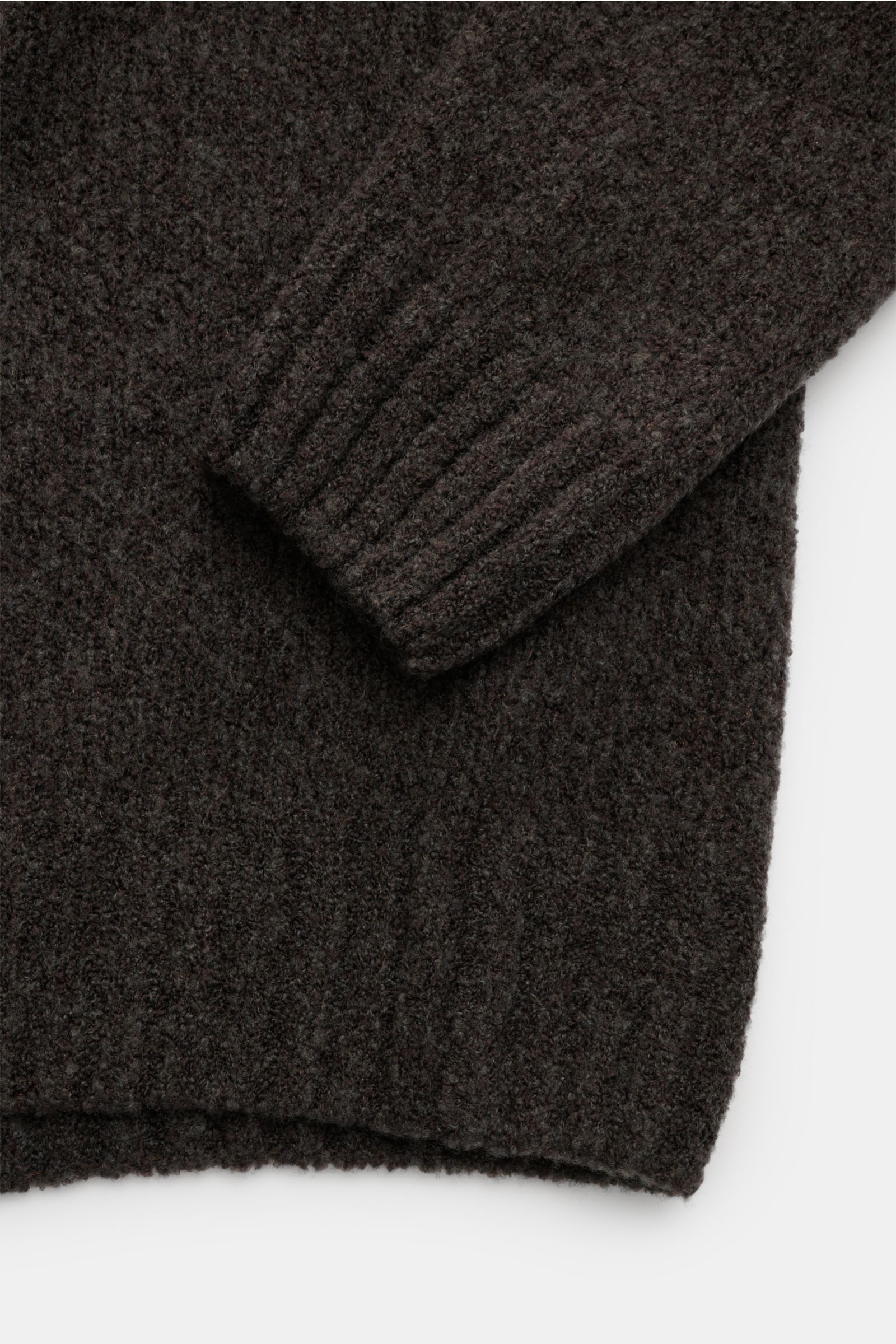 Nahaufnahme von Ärmel und Saum des 04651/ A trip in a bag Troyer 'Grainy' graubraun mit weichem Griff, Boucléstrick, mittelfeinem Strickbild, Regular Fit, hohem Rippstrickkragen mit Zipper und breiten Rippbündchen, Mix aus Wolle und Microfaser.