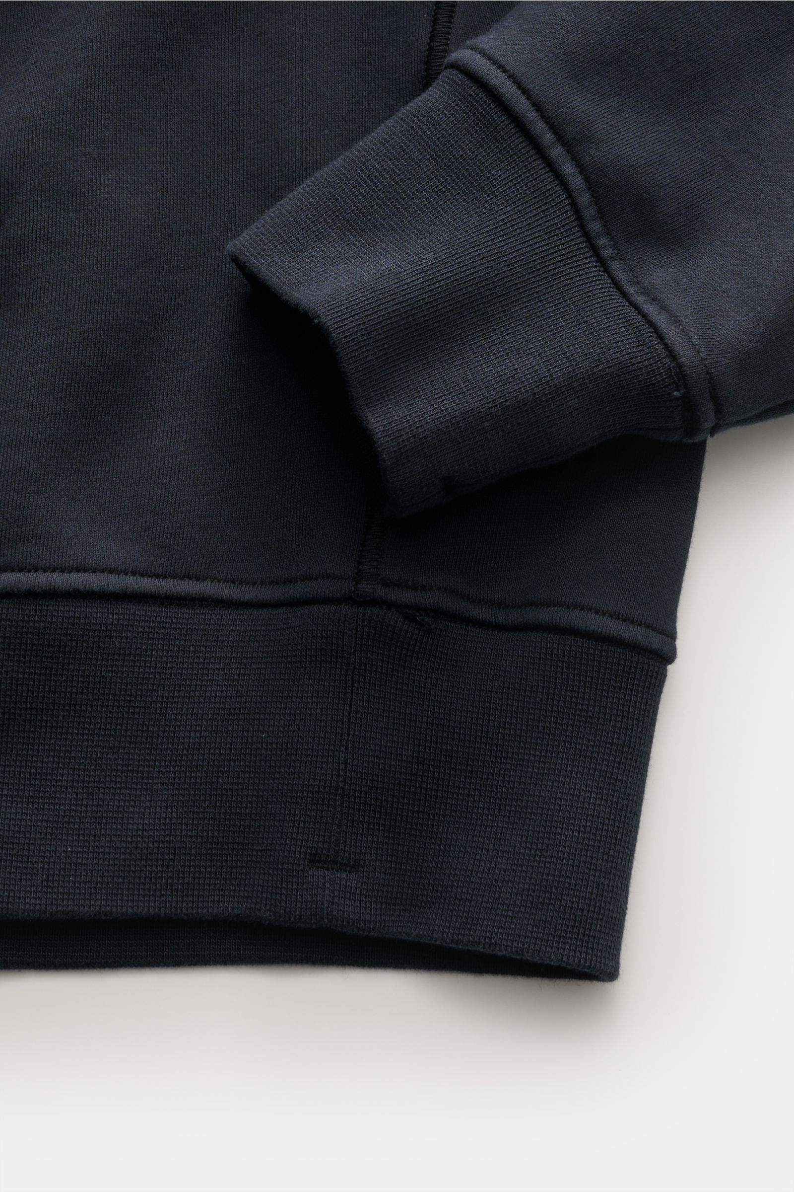 Nahaufnahme des Stone Island Troyer 'Basic Sweat' navy, zeigt elastisches Ärmelbündchen und weichen Baumwollstoff in Slim Fit.