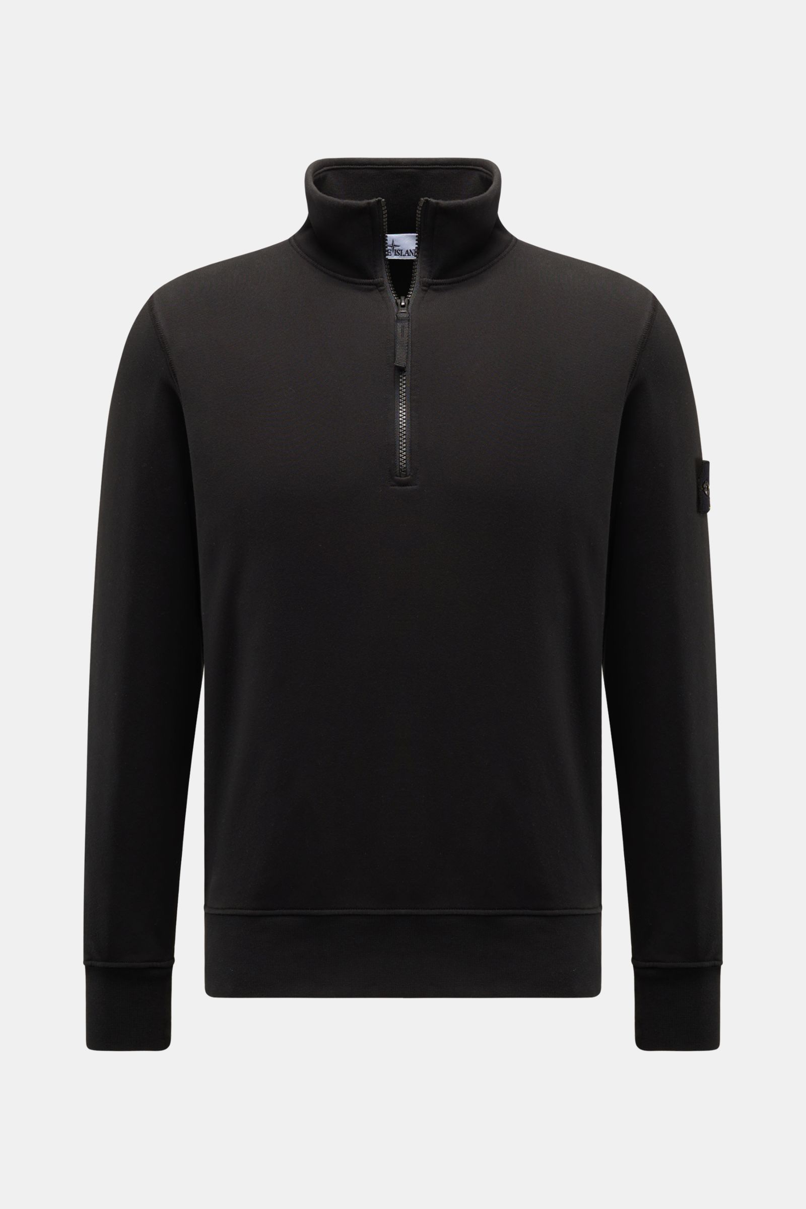 Front view of the Stone Island Sweat-Troyer 'Basic Sweat' schwarz, a black regular fit sweatshirt with a zip-up Troyer collar and compass badge on the upper arm.

Sportives Essential: Der Sweat-Troyer von STONE ISLAND überzeugt als legeres Basic Piece 