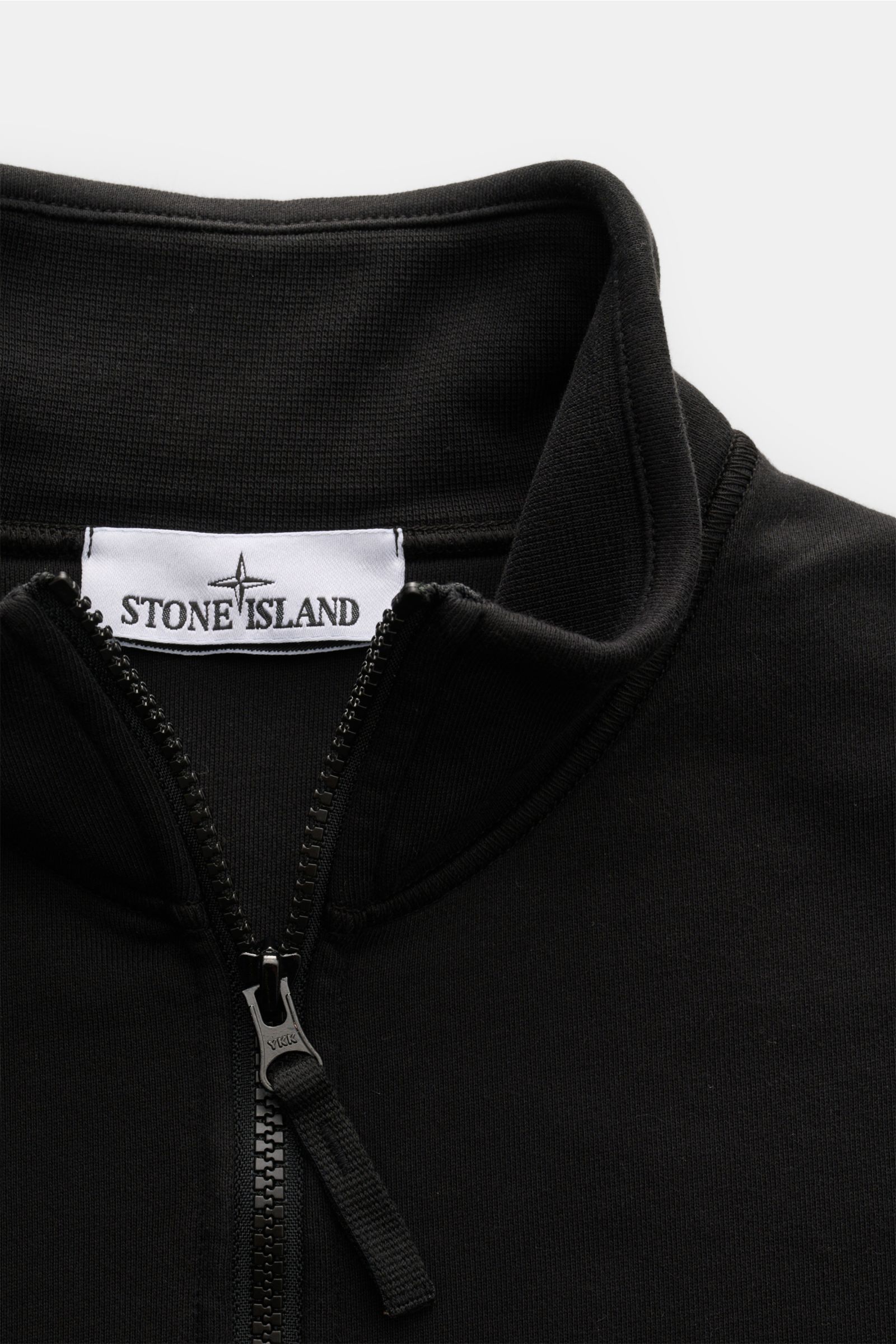 Close-up front view of Stone Island Sweat-Troyer 'Basic Sweat' schwarz in black cotton with zip and collar detail.

Description: Sportives Essential: Der Sweat-Troyer von STONE ISLAND überzeugt als legeres Basic Piece und wird zum unverzichtbaren Begle