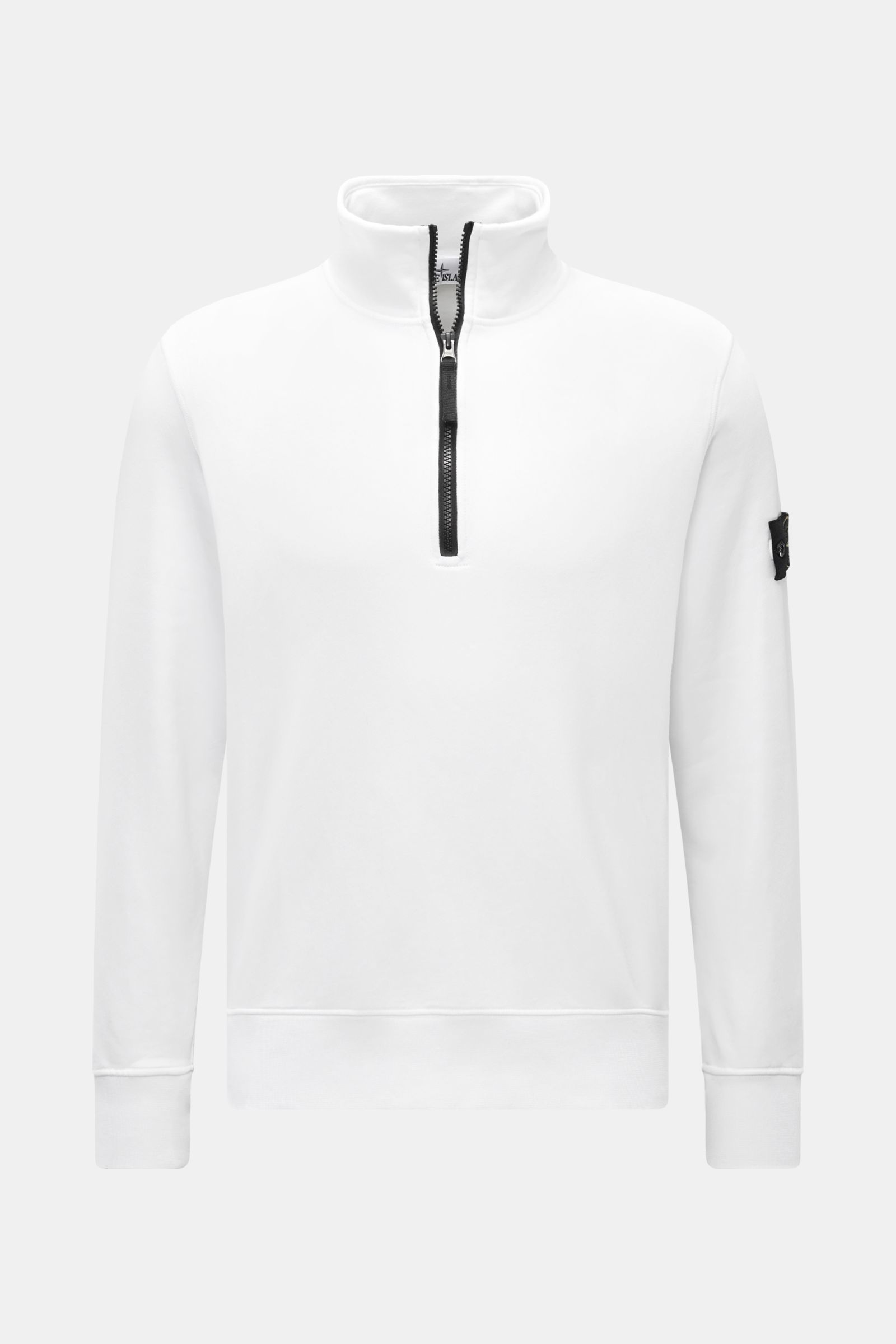 Stone Island Sweat-Troyer 'Basic Sweat' weiß, frontale Ansicht, reine Baumwolle, Regular Fit, Troyer-Kragen mit Reißverschluss, Kompass-Badge am Oberarm, flexible Rippbündchen, weicher Griff.