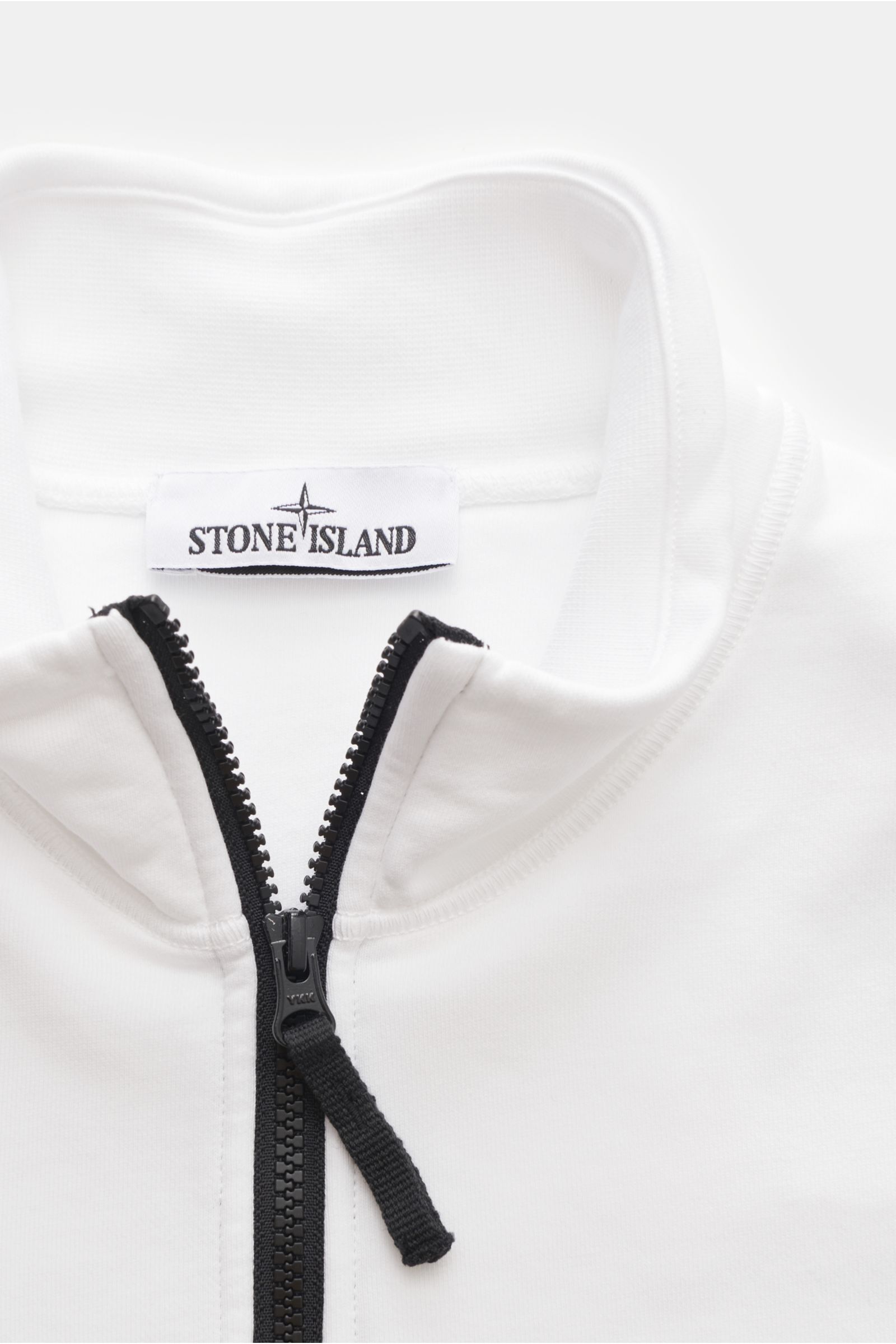 Close-up front view of Stone Island Troyer 'Basic Sweat' weiß in white with a black zipper and Stone Island label inside the collar.

Description: Sportives Essential: Der Sweat-Troyer von STONE ISLAND überzeugt als legeres Basic Piece und wird zum unv