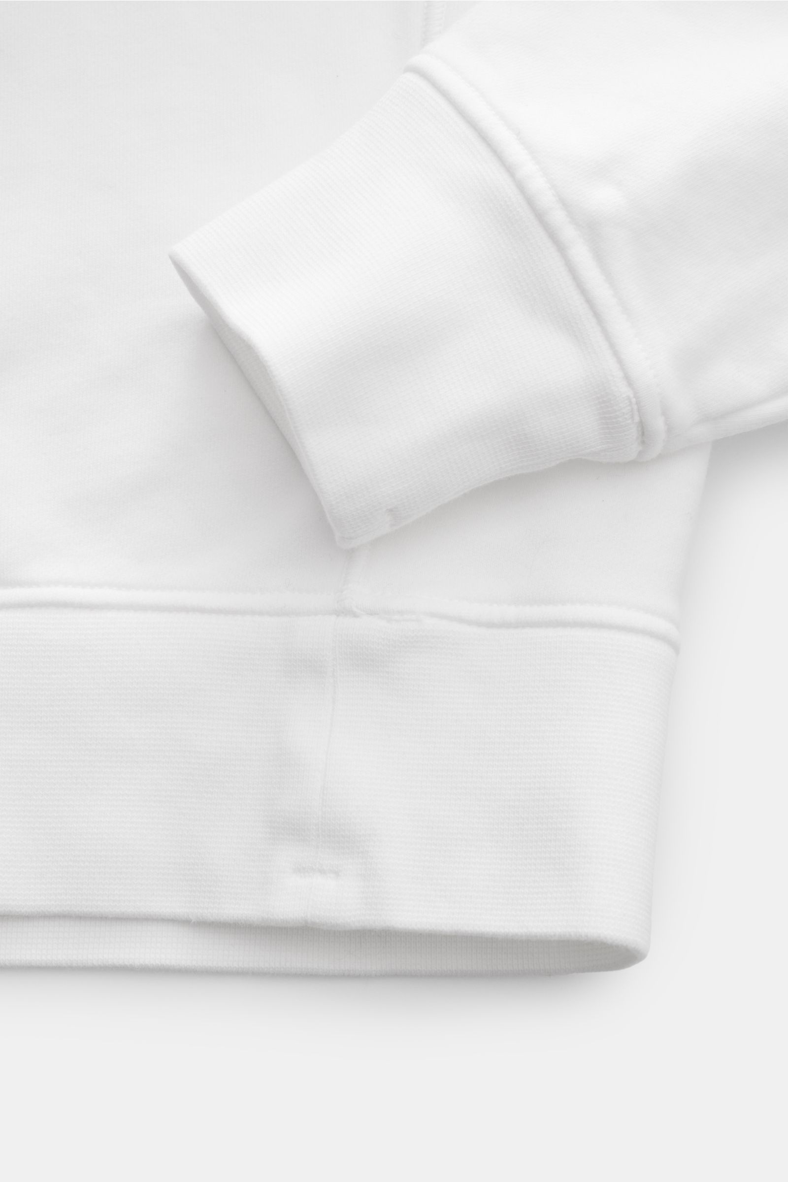 Stone Island Sweat-Troyer 'Basic Sweat' weiß, Detailaufnahme von Ärmel und Bund, reine Baumwolle, weicher Griff, Regular Fit, flexible Rippbündchen.
