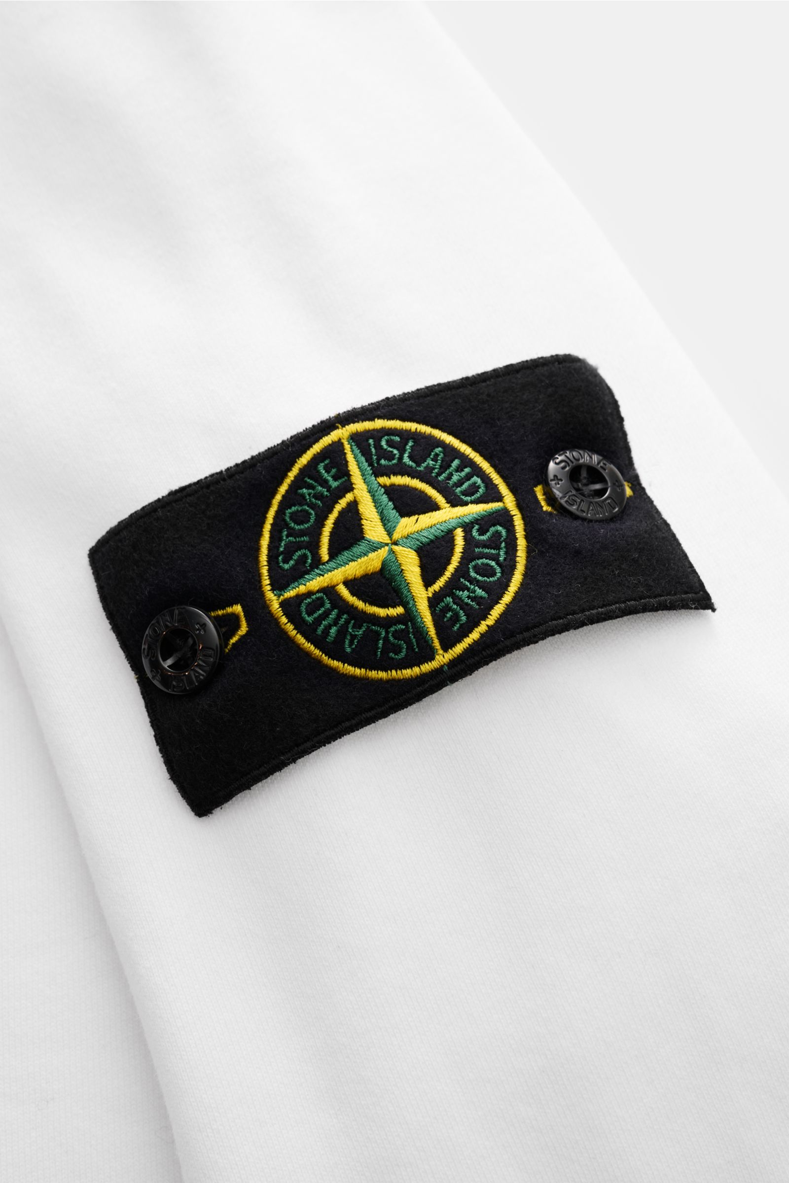 Stone Island Sweat-Troyer 'Basic Sweat' weiß, Nahaufnahme des Kompass-Badges am Ärmel, reine Baumwolle, weicher Griff, Regular Fit, Troyer-Kragen, flexible Rippbündchen, sportives Essential.