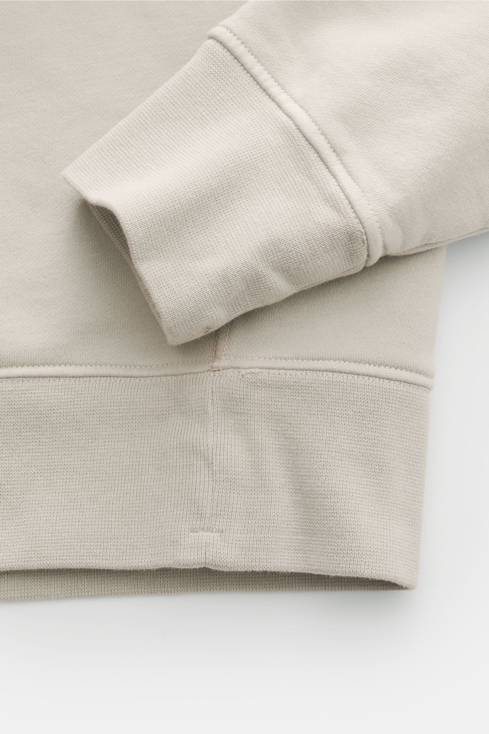 Nahaufnahme des Stone Island Sweat-Troyer 'Basic Sweat' hellgrau von unten, reine Baumwolle, weicher Griff, Regular Fit, Rippbündchen.