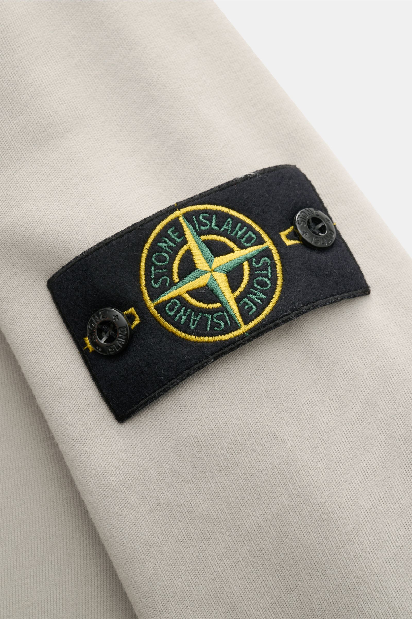 Stone Island Sweat-Troyer 'Basic Sweat' hellgrau, Detailaufnahme des Kompass-Badges am Oberarm aus reiner Baumwolle, weicher Griff.