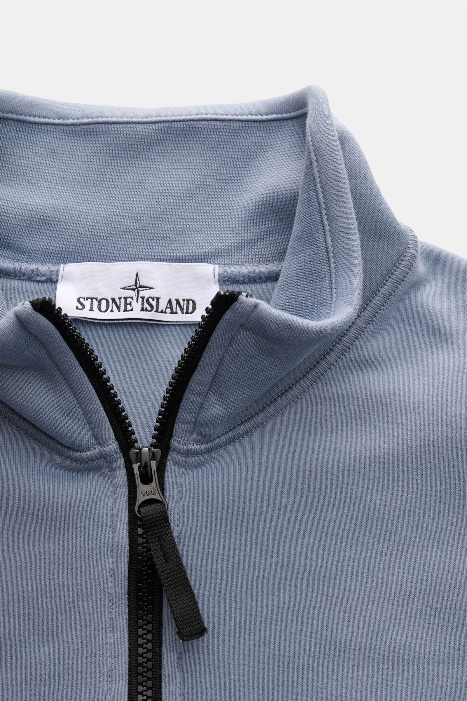 Stone Island Sweat-Troyer 'Basic Sweat' rauchblau, Detailaufnahme von oben, Troyer-Kragen mit Reißverschluss aus reiner Baumwolle, weicher Griff, Regular Fit, Kompass-Badge am Oberarm, flexible Rippbündchen. Sportives Essential für urbane Looks.