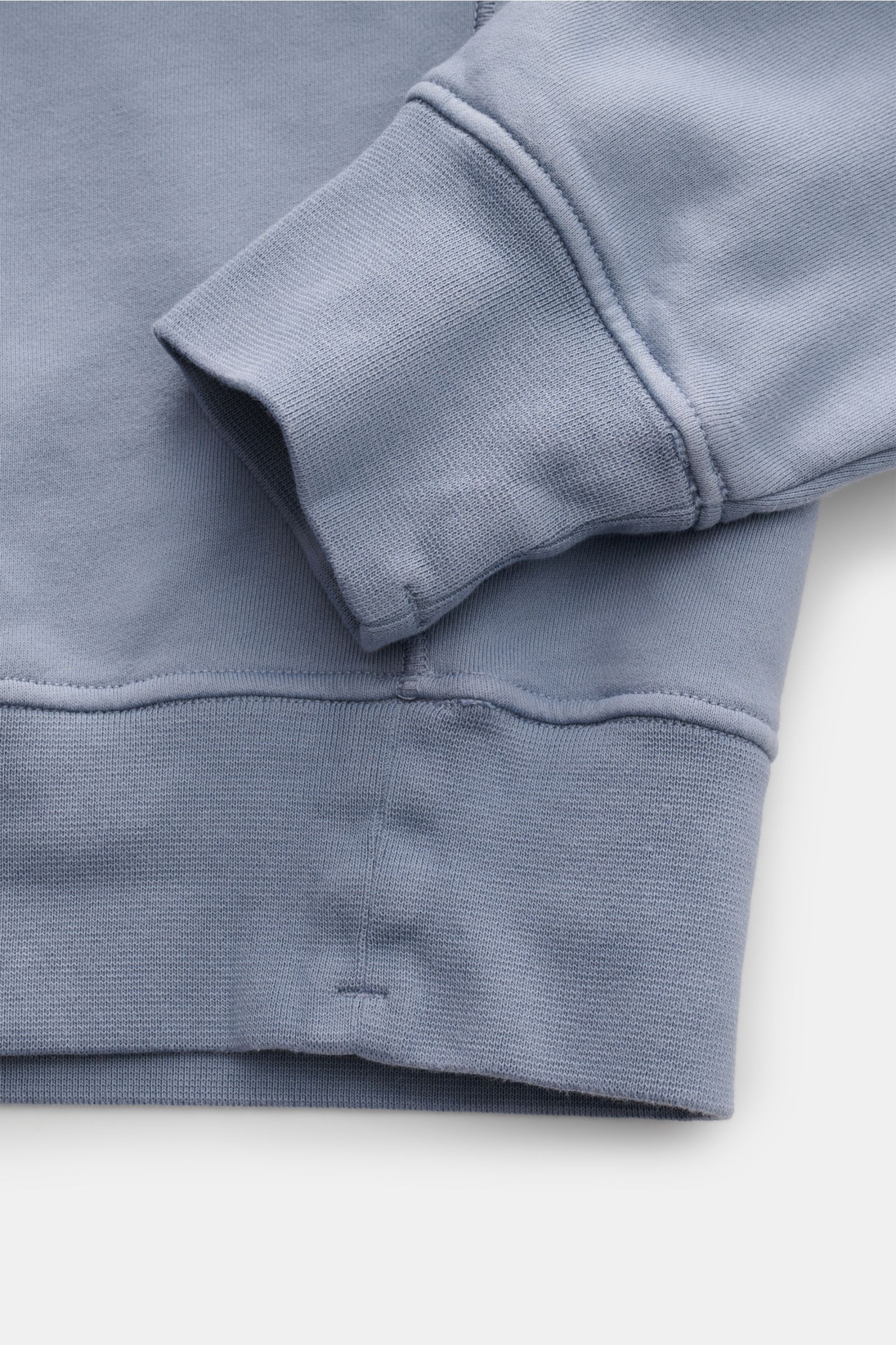 Nahaufnahme des Stone Island Sweat-Troyer 'Basic Sweat' rauchblau, Perspektive auf Bündchen und Ärmel mit weichem Griff, Rippbündchen und Regular Fit.