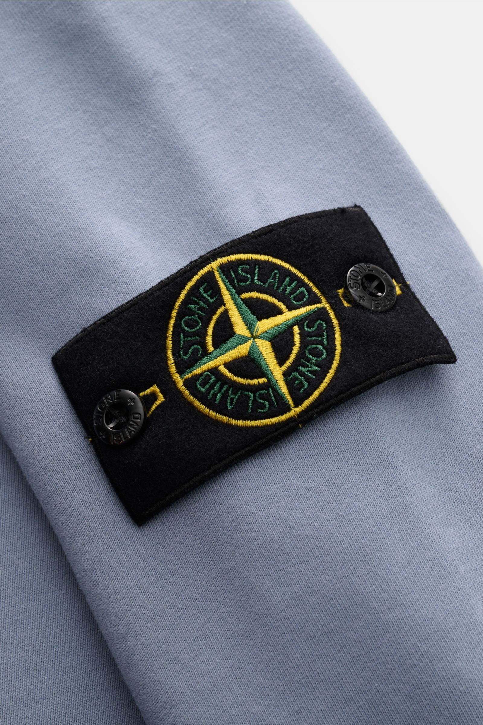 Stone Island Sweat-Troyer 'Basic Sweat' rauchblau im Close-up von Ärmel mit Kompass-Badge, reine Baumwolle, weicher Griff, Regular Fit.
