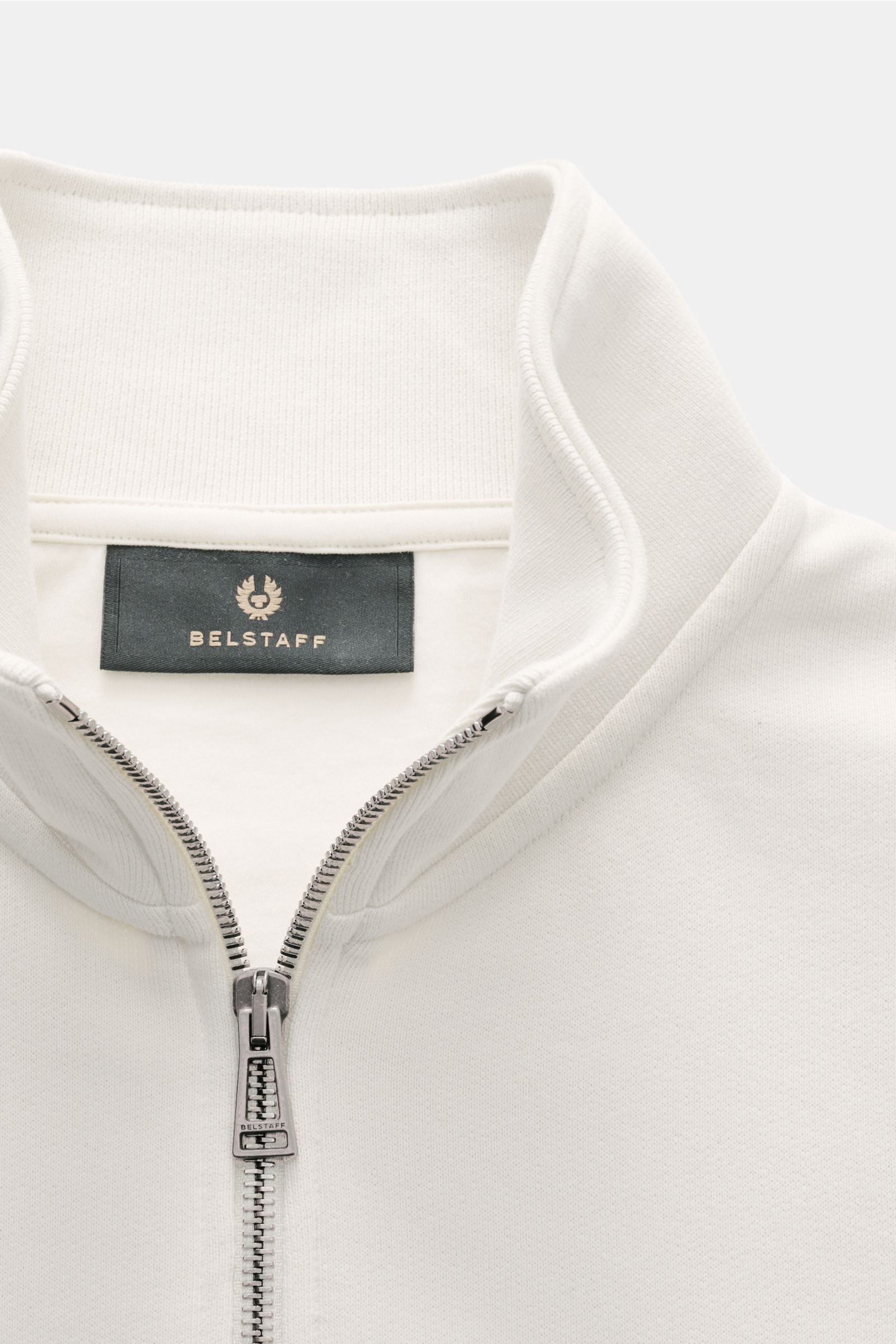 Belstaff Sweat-Troyer 'Quarter Zip' creme, Nahaufnahme von oben, Slim Fit aus weicher Baumwolle mit Troyer-Kragen, Reißverschluss und Weblabel.