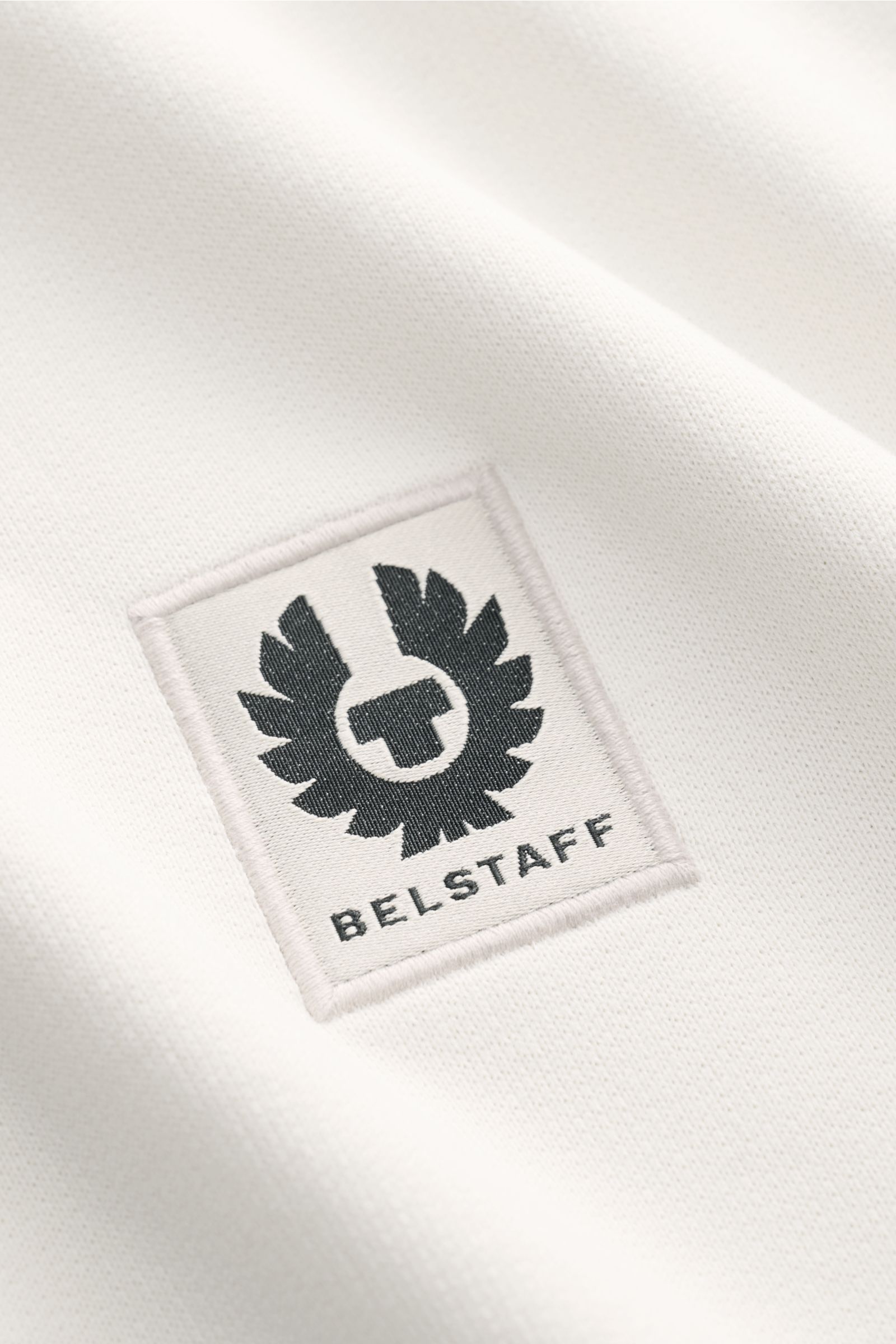 Belstaff Sweat-Troyer 'Quarter Zip' creme in Nahaufnahme, weiches Baumwollmaterial mit slim Fit, Troyer-Kragen, Reißverschluss und dezentem Weblabel.