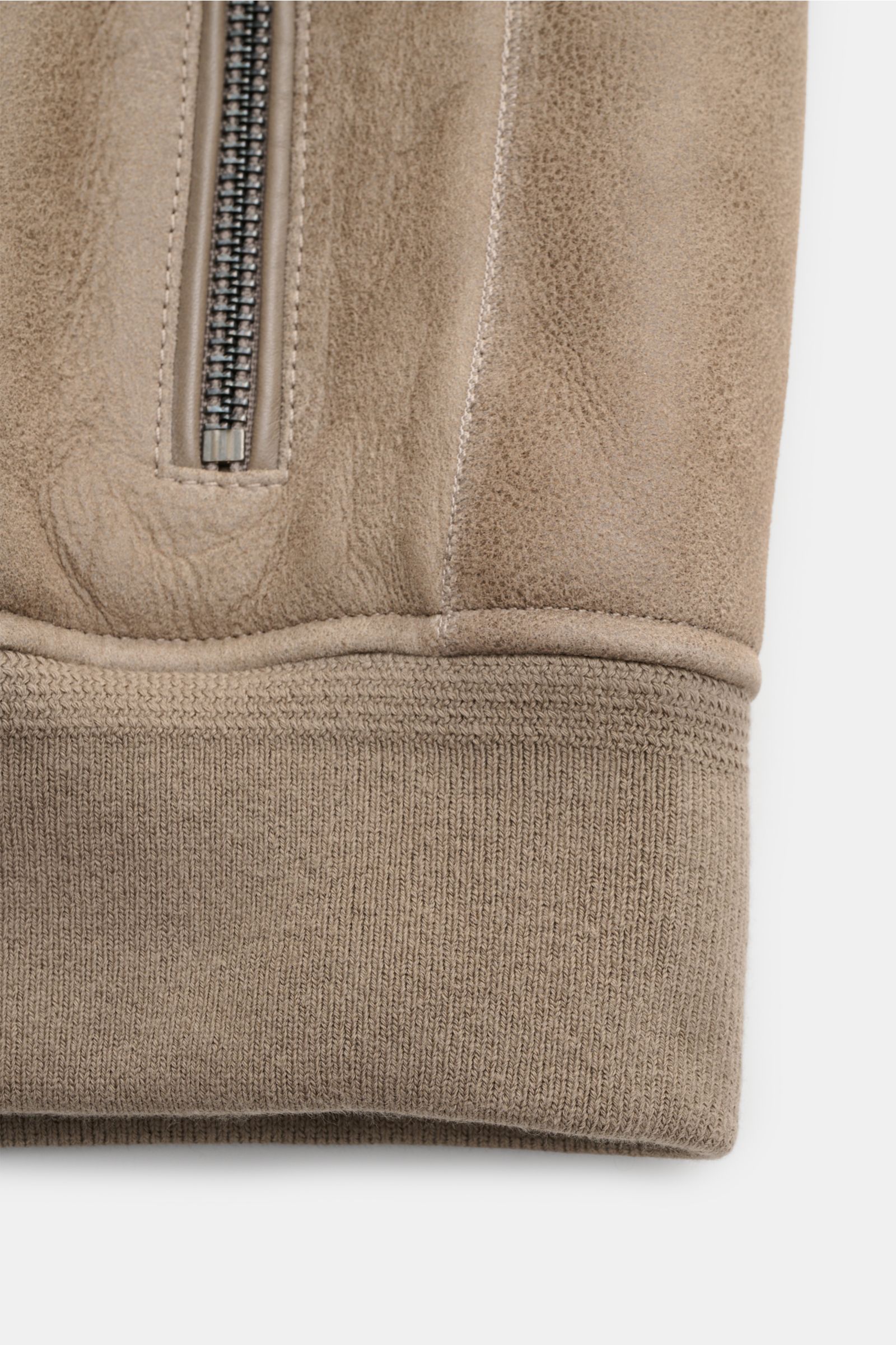 Close-up front view of the Belstaff Lammfell-Blouson 'Trace' khaki showing the half-oiled premium English lamb leather, ribbed knit cuff, smooth leather details, and robust zipper. Der Lammfellblouson 'Trace' von BELSTAFF vereint authentisches Design m
