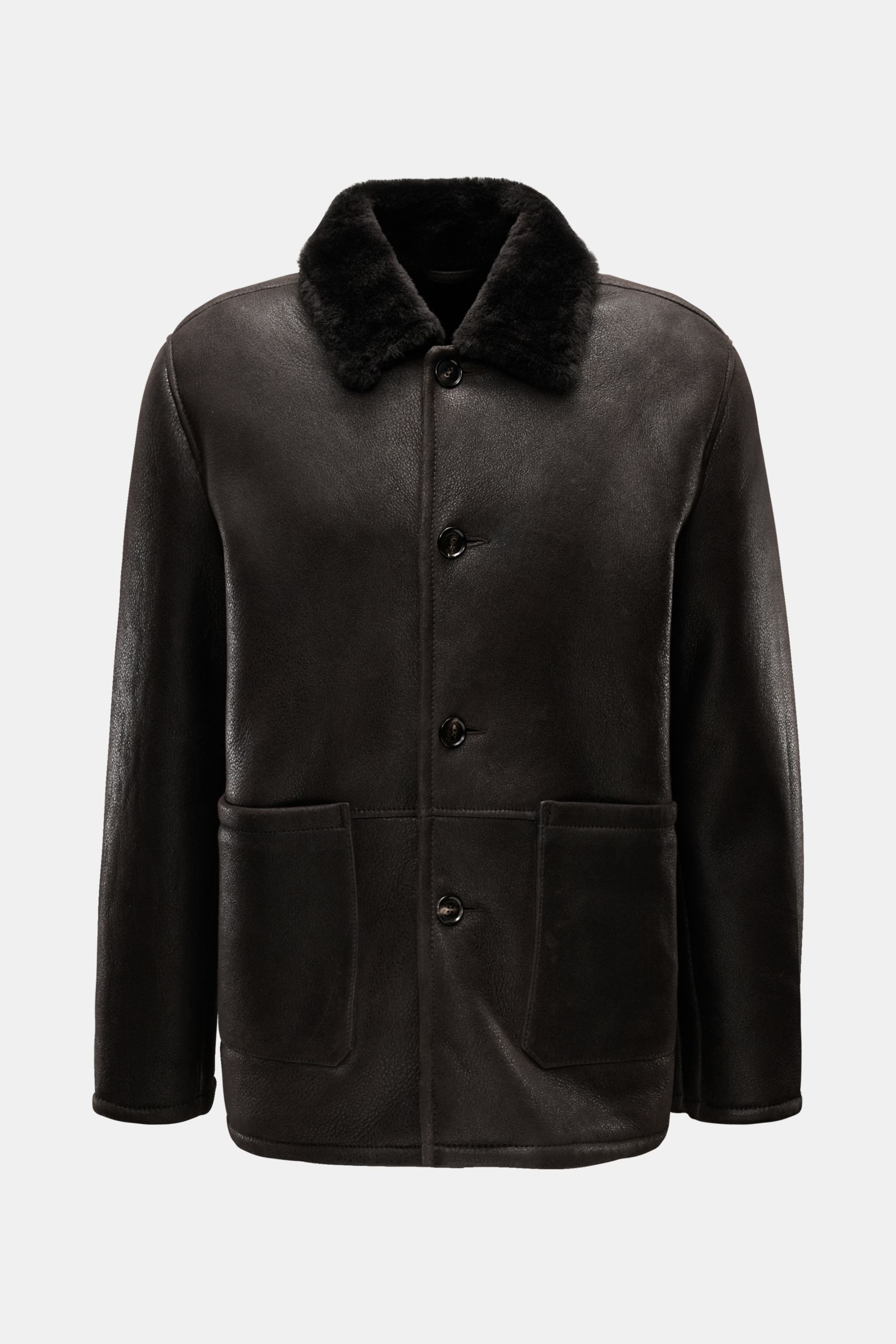 Windsor Lammfelljacke 'Aro' dunkelbraun, frontal fotografiert, Slim Fit mit Kragen, Vier-Knopf-Leiste, Fellbesatz und aufgesetzten Fronttaschen.