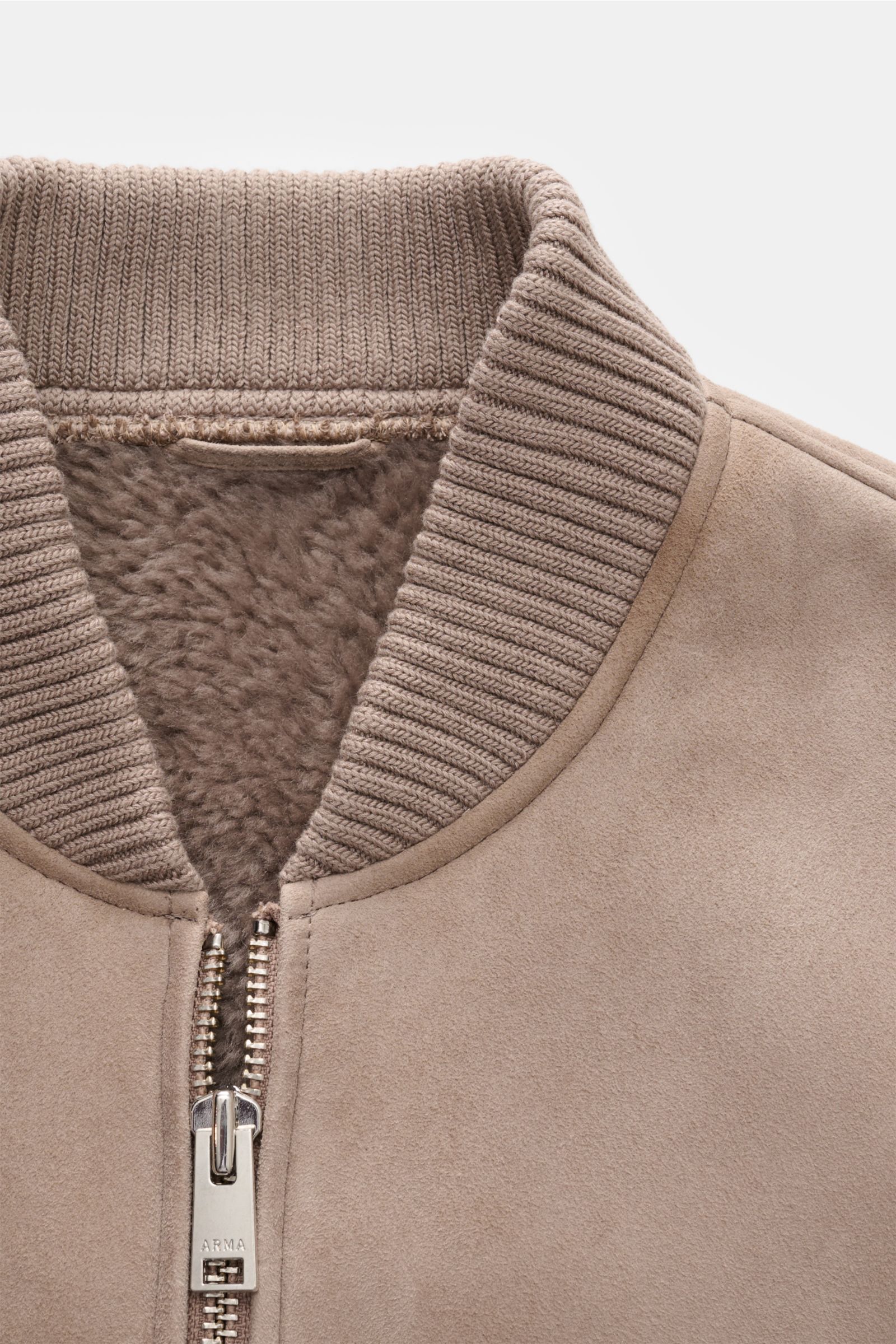 Arma Lammfellblouson 'Gillo' taupe in Detailansicht von oben, zeigt Blousonkragen, Lammveloursleder, Innenfutter aus Lammfell und Zipper.