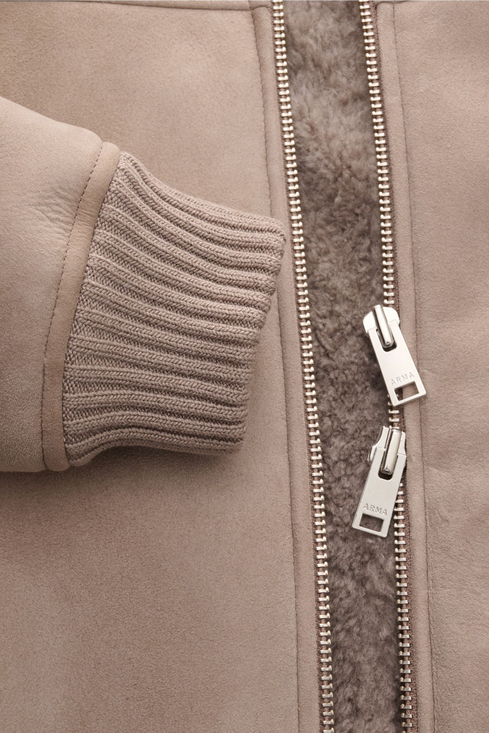 Arma Lammfellblouson 'Gillo' taupe, Detailaufnahme von innen mit weichem Lammfell, robustem Zwei-Wege-Reißverschluss und elastischem Rippbündchen.