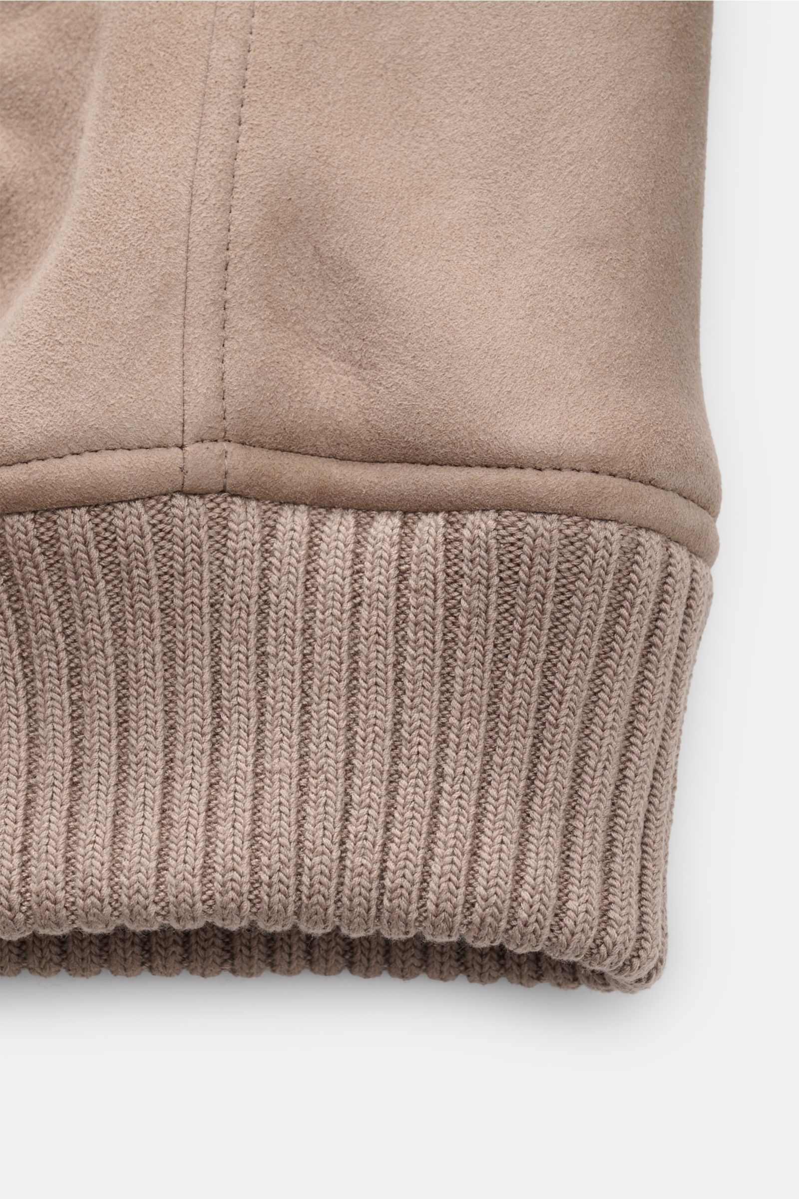 Arma Lammfellblouson 'Gillo' taupe, Detailansicht des elastischen Rippbündchens und weichem Lammveloursleder, Slim Fit, warme Innenseite aus Lammfell.