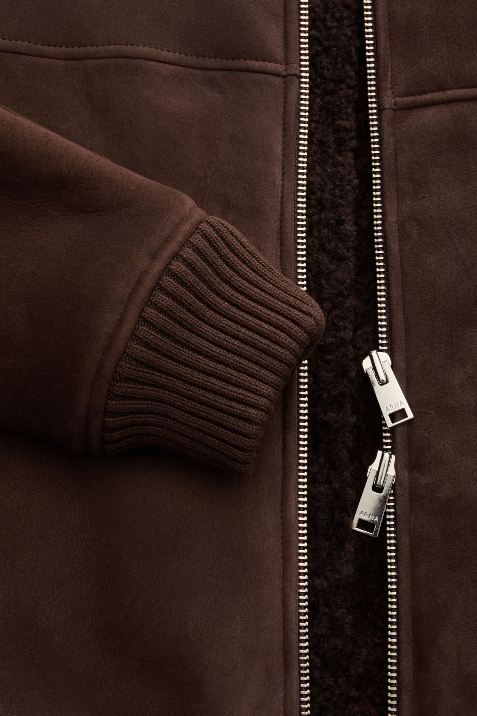 Close-up front view of Arma Lammfellblouson 'Gillo' dunkelbraun showing soft lamb velour leather, rib-knit cuff, and two-way zipper with fleece lining.