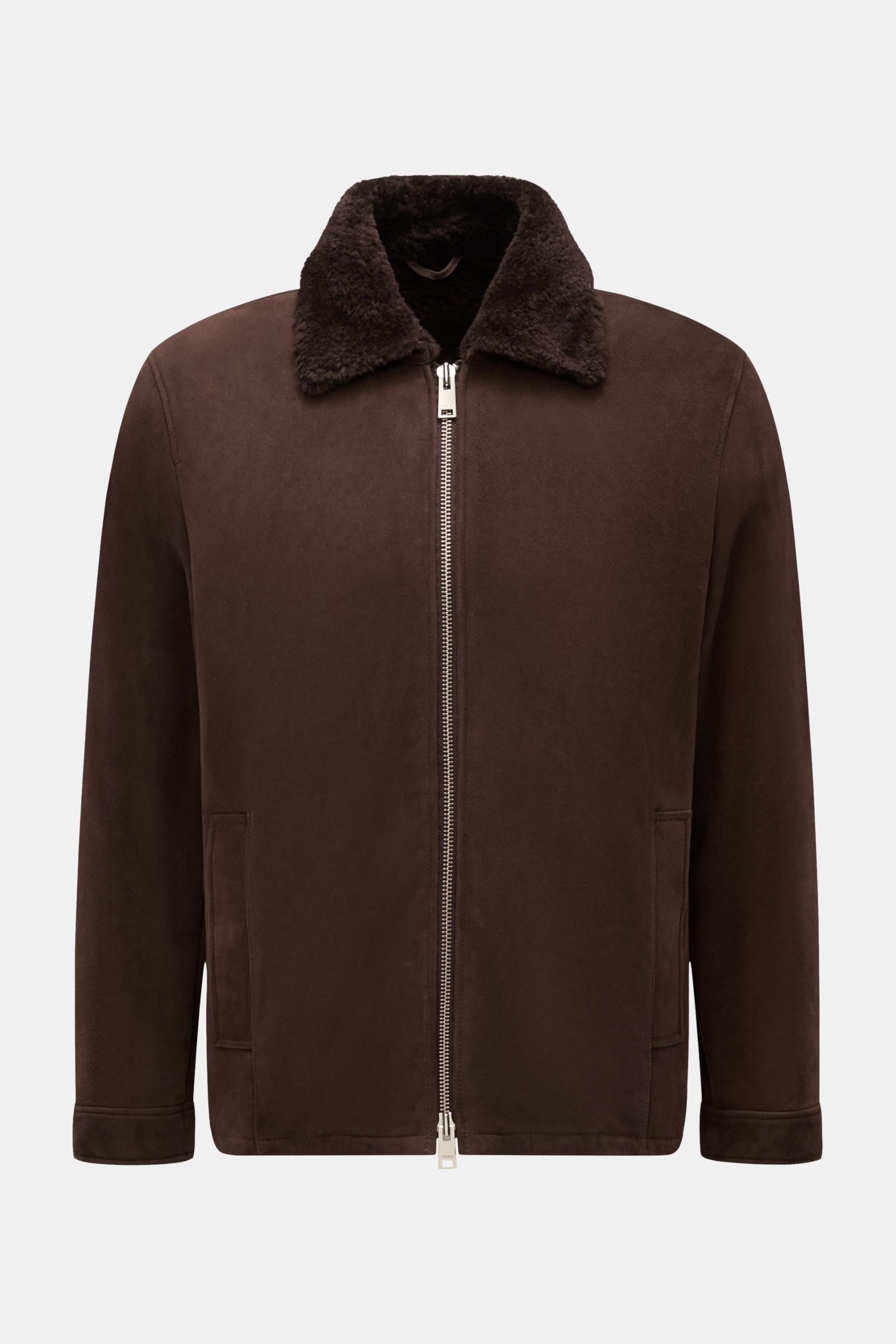 Front view of Arma Lammfelljacke 'Hara' dunkelbraun, made of edles Lammveloursleder with Innenseite aus Lammfell, Slim Fit, robuster Zwei-Wege-Reißverschluss, Umlegekragen mit Lammfell, schräge Leistentaschen mit Druckknopf.