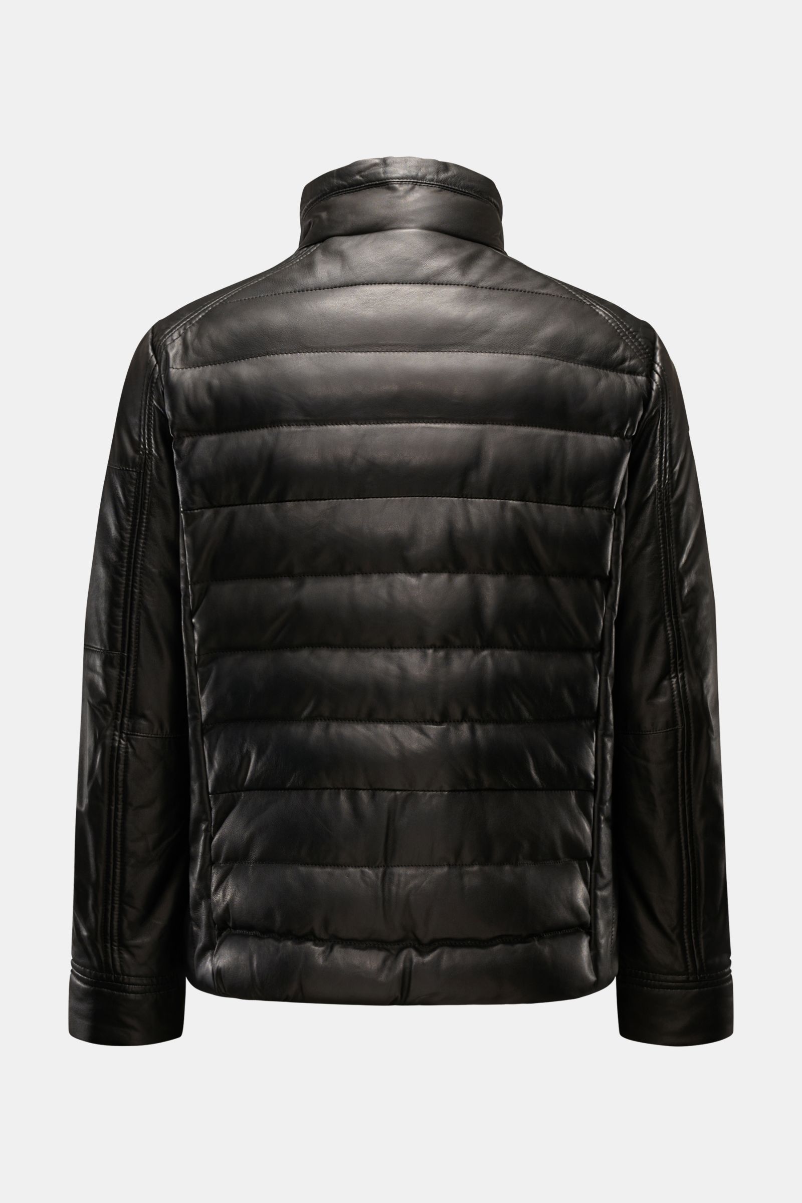 Parajumpers Lederjacke 'Ernie' schwarz shown from the back, featuring smooth black lamb leather and quilted padding for warmth.  
Ein Hauch Abenteuer, verpackt in purem Luxus: Die Lederjacke 'Ernie' von PARAJUMPERS kombiniert butterweiches Lammleder mi