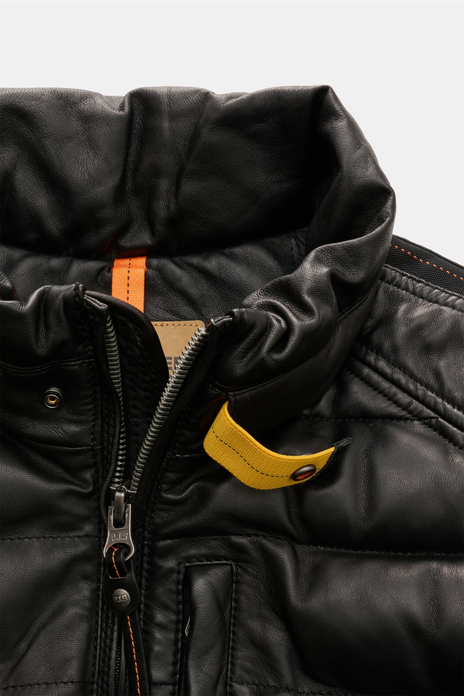 Close-up front view of Parajumpers Lederjacke 'Ernie' schwarz, showcasing smooth black lamb leather, padded collar with yellow strap, and sturdy zipper. Ein Hauch Abenteuer, verpackt in purem Luxus: Die Lederjacke 'Ernie' von PARAJUMPERS kombiniert but