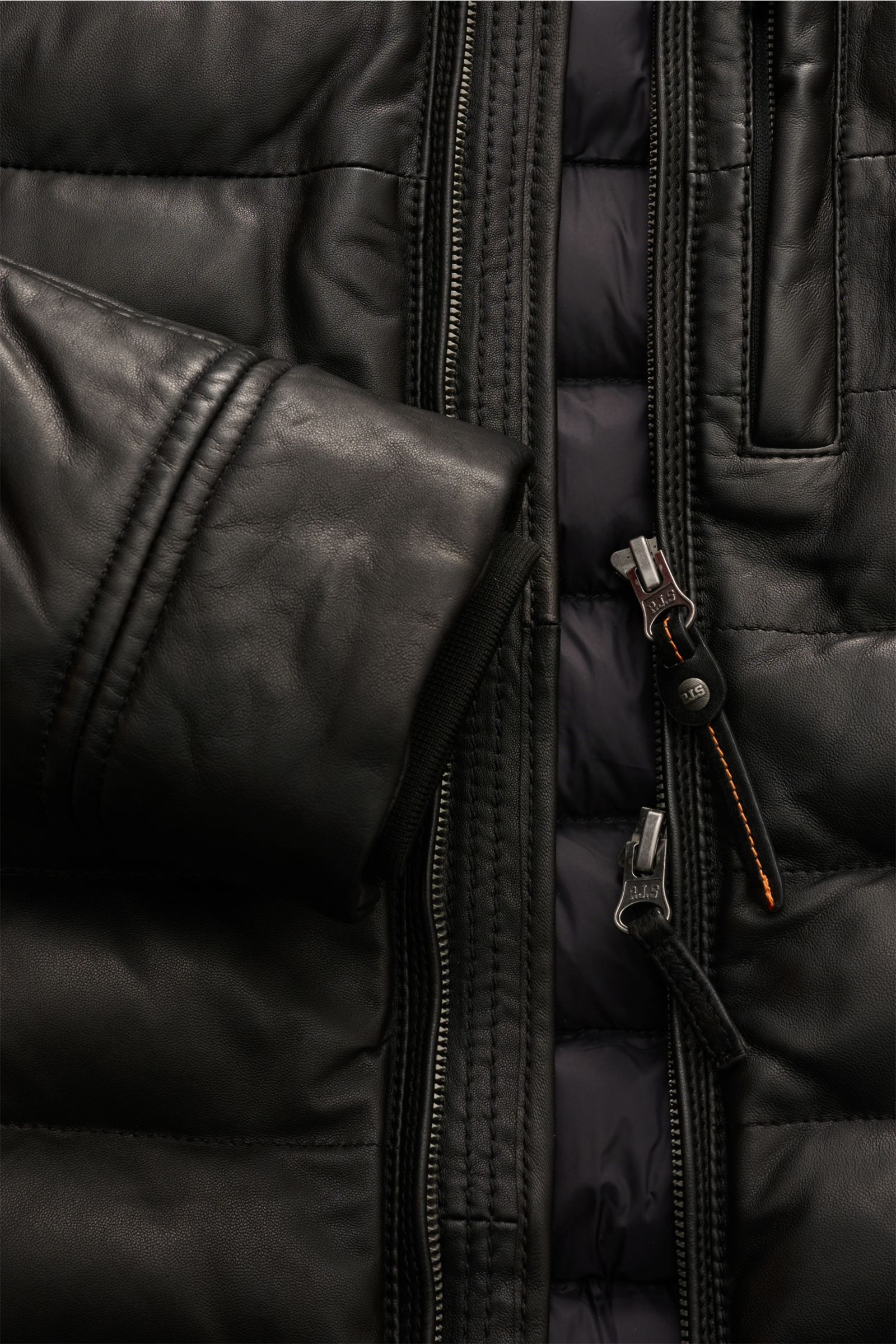 Close-up front view of the Parajumpers Lederjacke 'Ernie' schwarz, showcasing soft black lamb leather, quilted padding, and dual zippers. Ein Hauch Abenteuer, verpackt in purem Luxus: Die Lederjacke 'Ernie' von PARAJUMPERS kombiniert butterweiches Lamm