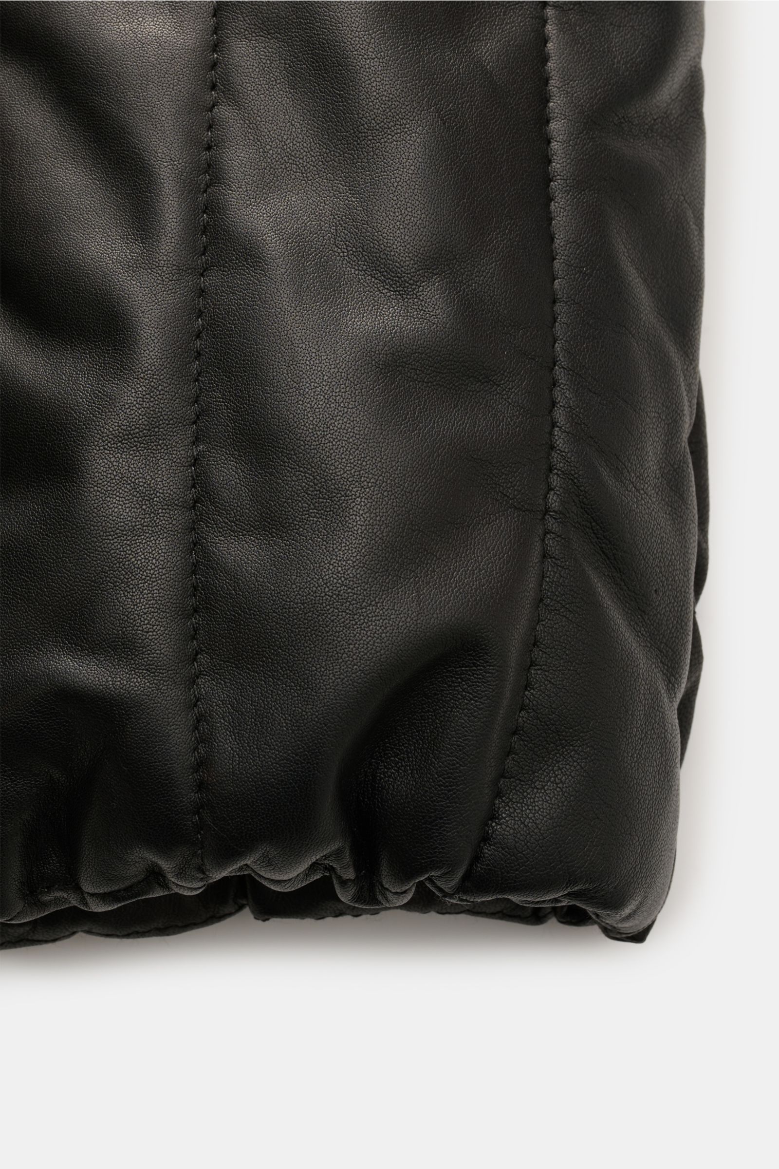 Close-up view of the elastic cuff detail on the Parajumpers Lederjacke 'Ernie' schwarz made from smooth black lamb leather with quilted padding.

Ein Hauch Abenteuer, verpackt in purem Luxus: Die Lederjacke 'Ernie' von PARAJUMPERS kombiniert butterweic