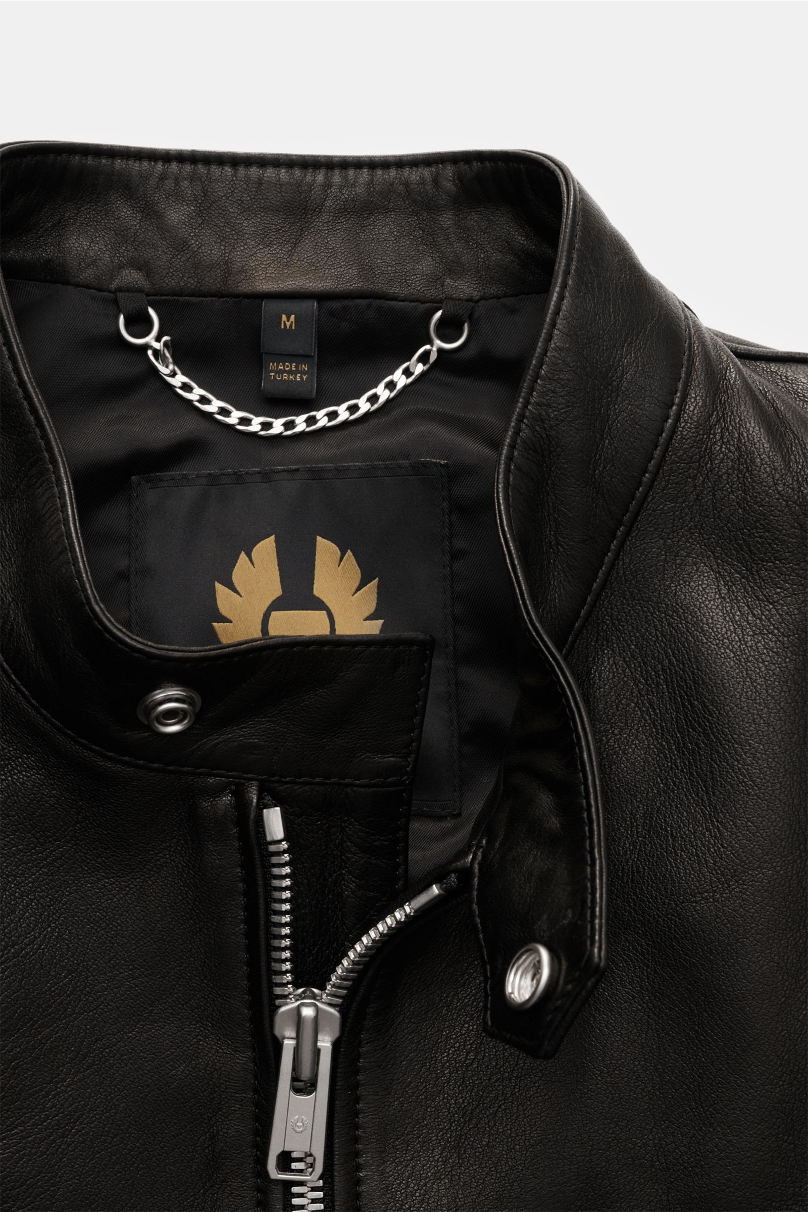 Belstaff Lederjacke 'Track Racer' schwarz, Close-up von oben auf den schmalen Stehkragen, robusten Metall-Reißverschluss und weiches Lammleder.