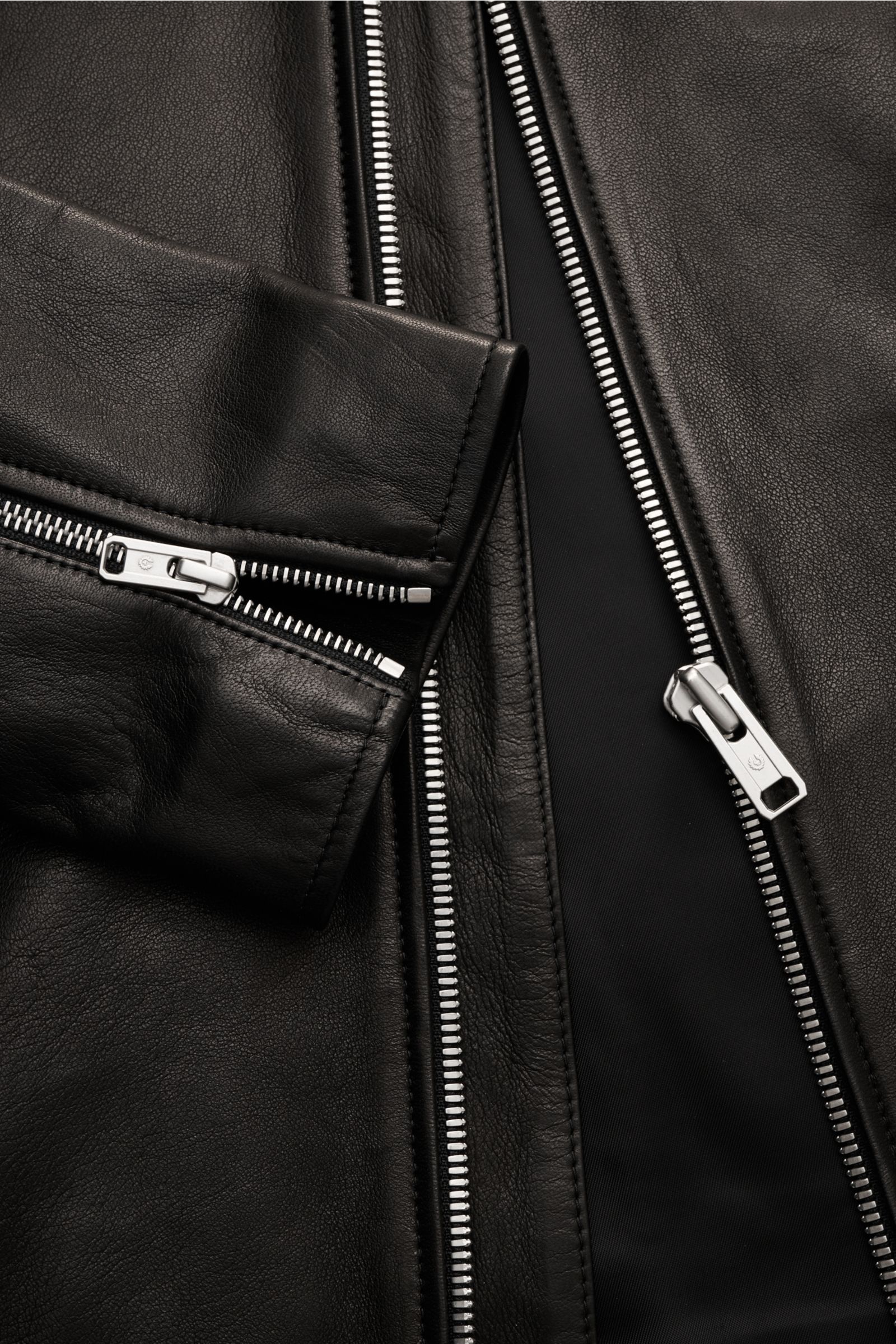 Belstaff Lederjacke 'Track Racer' schwarz aus geschmeidigem Lammleder, Slim Fit, Metall-Reißverschluss, Zipper-Ärmel, Detailaufnahme von vorne.