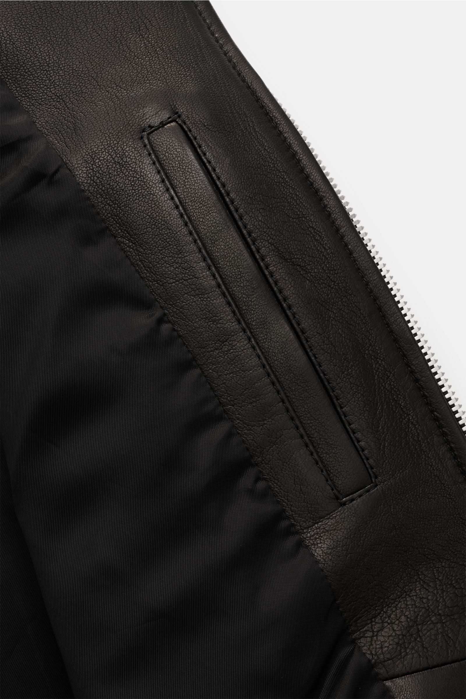 Belstaff Lederjacke 'Track Racer' schwarz, Detailaufnahme Innenfutter und Brusttasche aus geschmeidigem Lammleder, Slim Fit, robustem Metall-Reißverschluss.