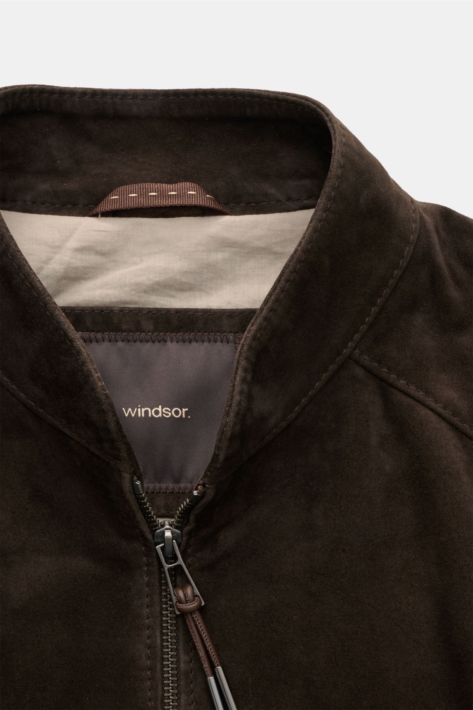 Close-up front view of the Windsor Veloursleder Blouson 'Borello' navy, showing the smooth, chromefree tanned goat suede, slim fit design, standing collar, fine zipper, and soft inner lining. Geschmeidiger Blouson: Die chromfrei gegerbte Lederjacke 'Borel
