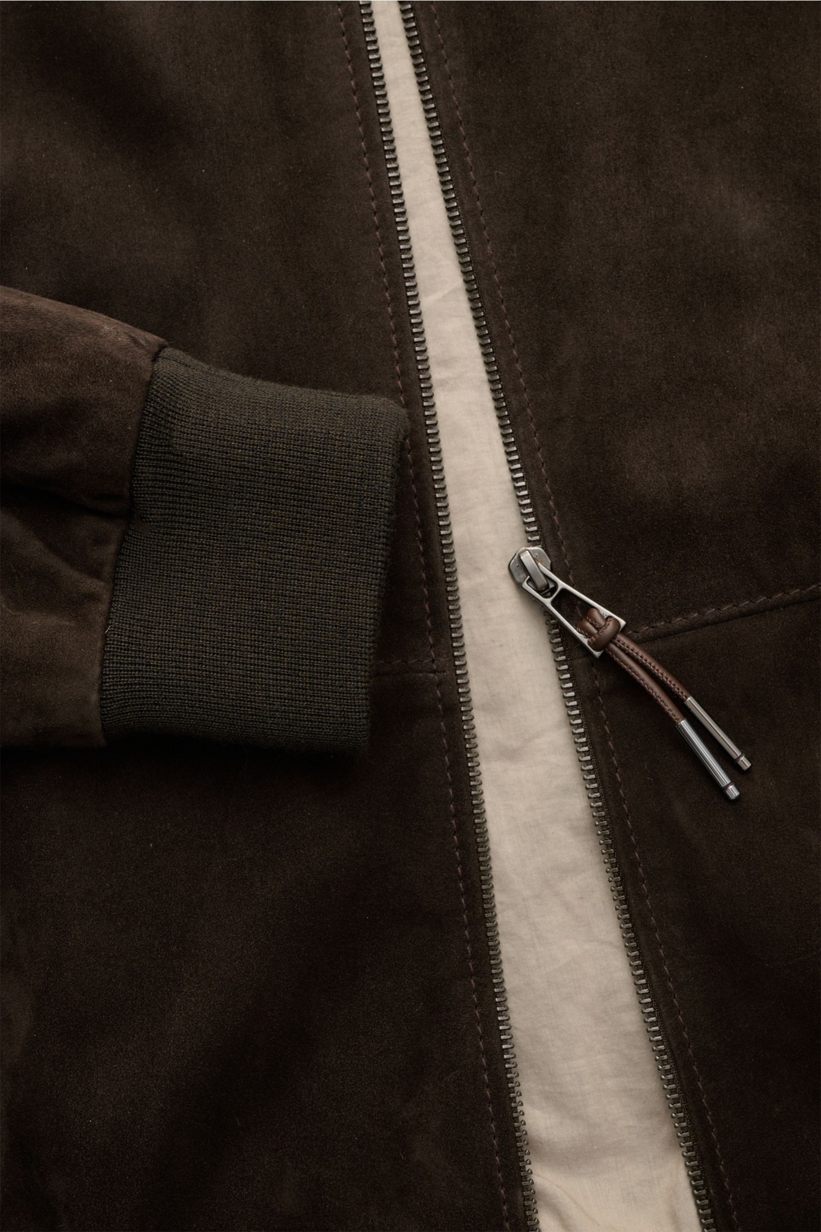 Close-up front view of the Windsor Veloursleder Blouson 'Borello' navy showing fine veloursleder, slim fit, stand-up collar, zipper, ribbed cuff, and smooth inner lining. Geschmeidiger Blouson: Die chromfrei gegerbte Lederjacke 'Borello' von WINDSOR wu